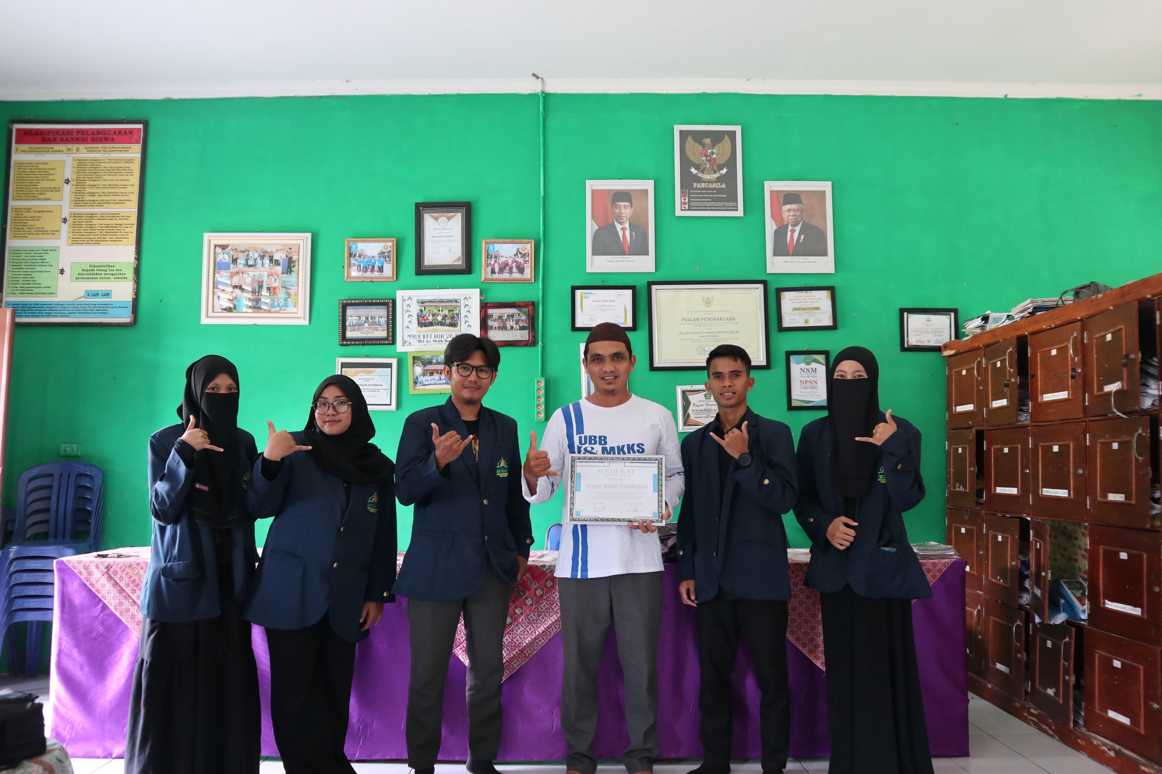 Ajari Siswa Tentang Desain Grafis, Mahasiswa Prodi KPI IAIN SAS Babel Kunjungi Madrasah An-Najah Payabenua