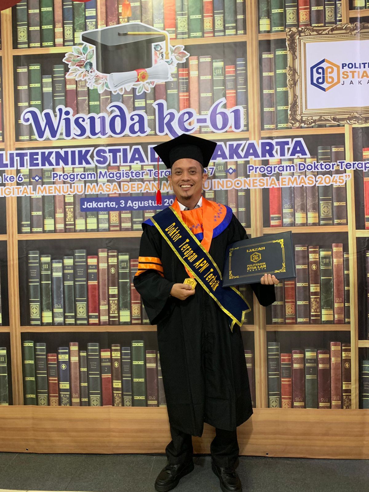 Anak Tukang Bangunan Jadi Wisudawan Terbaik Program Doktor Terapan Administrasi Pembangunan Negara