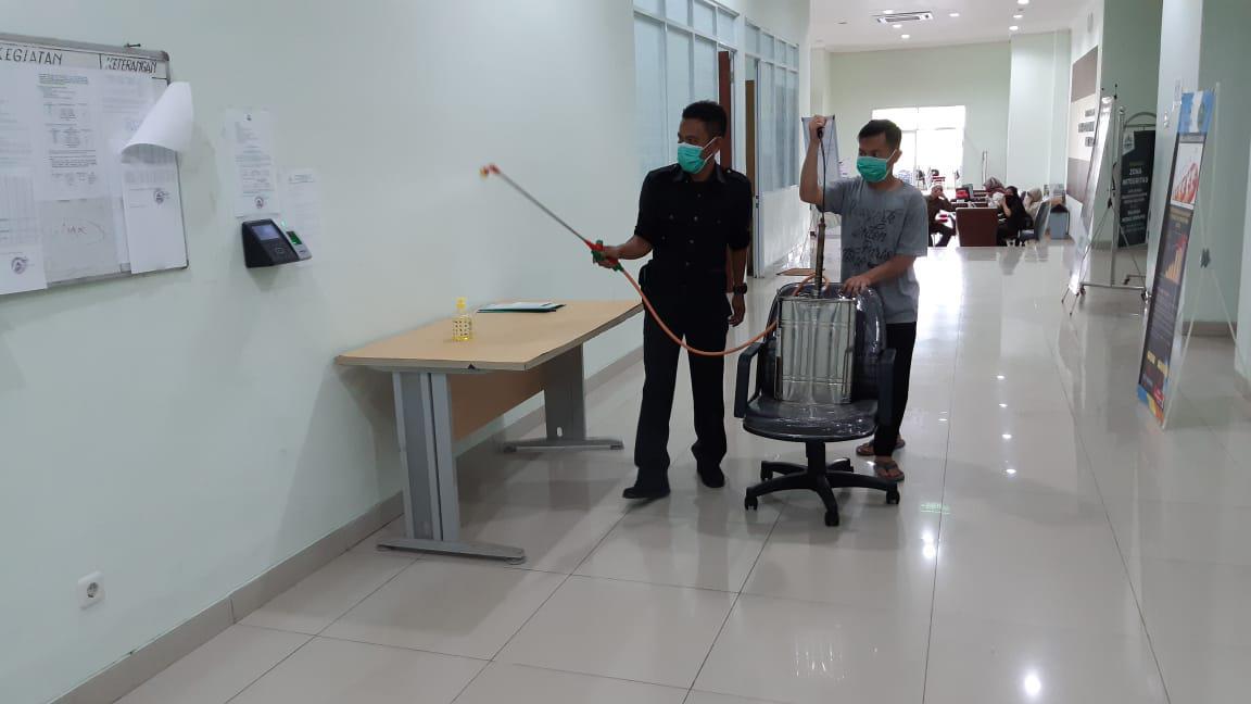 Cegah Penyebaran Corona, IAIN SAS BABEL Lakukan Penyemprotan Disinfektan