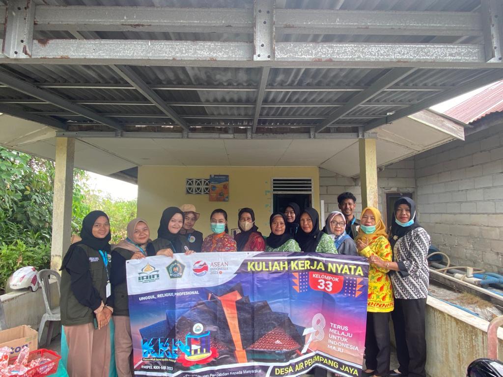 Cegah Stunting Ala Mahasiswa KKN IAIN SAS Babel Desa Air Pelempang Jaya Dengan One Day One Egg Mix Melon Dan Leaflat