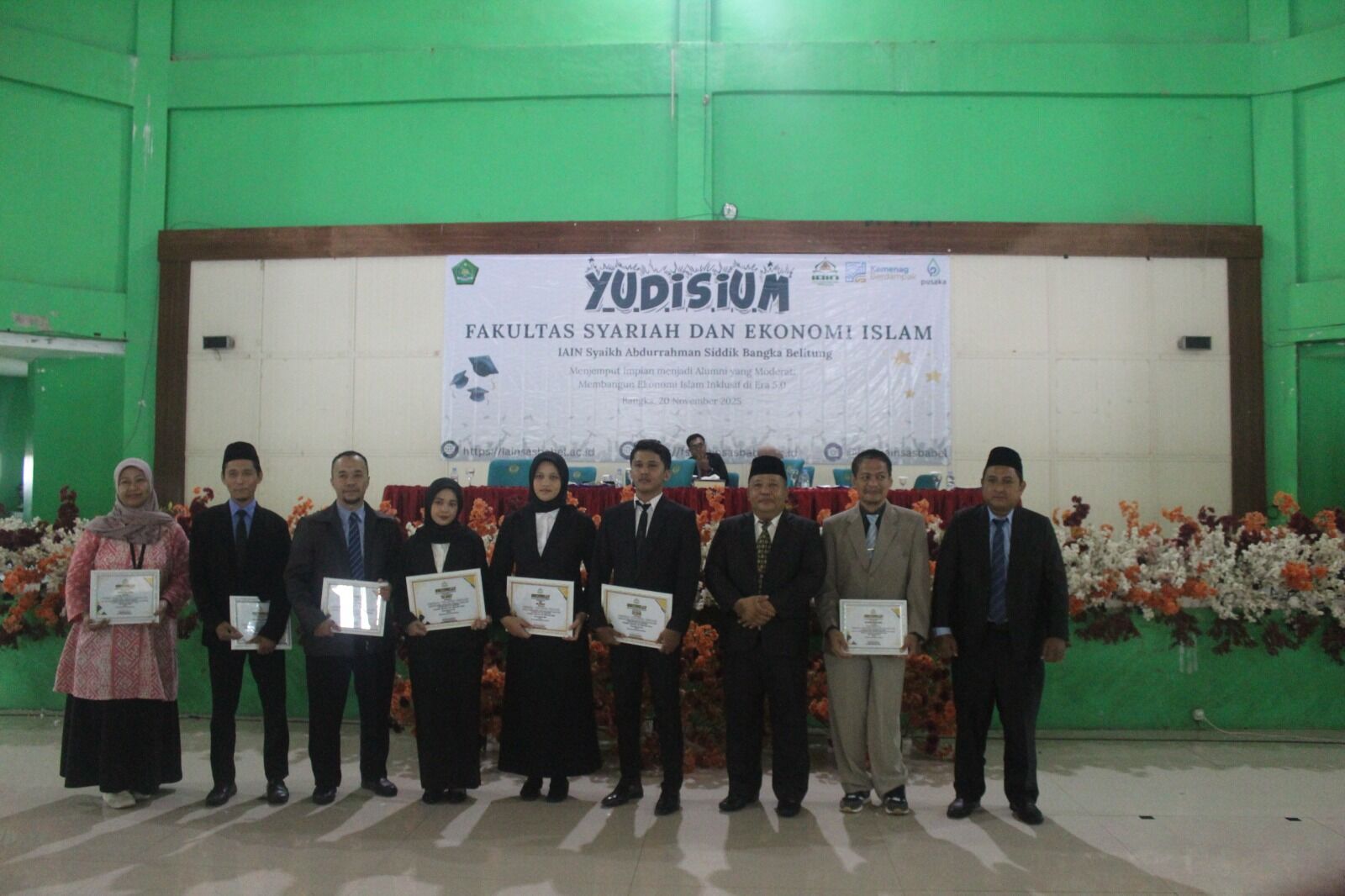 Dekan FSEI Beri Penghargaan kepada Pembimbing Skripsi Lulusan Terbaik Tingkat Prodi pada Yudisium XIV 2025