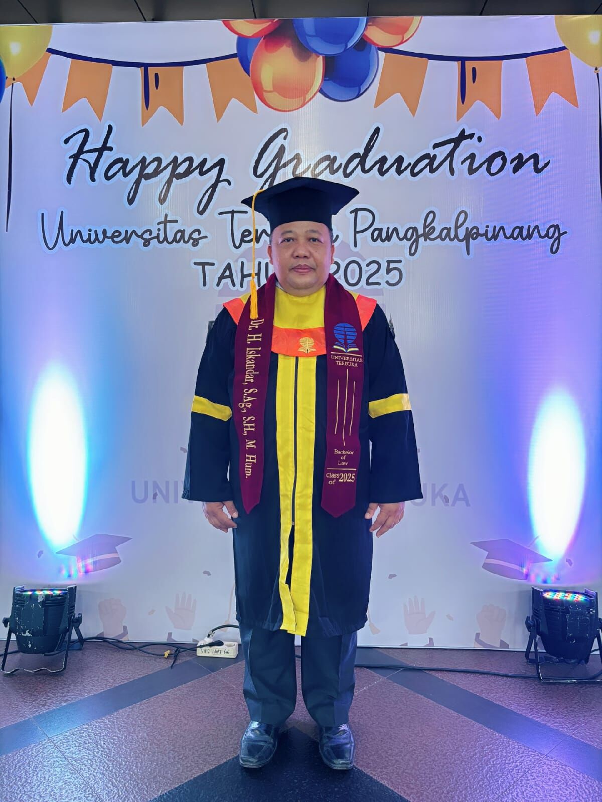 Dekan FSEI diwisuda Strata Satu Sarjana Hukum