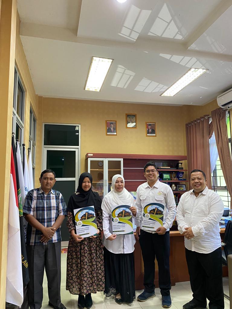 Dekan FSEI IAIN SAS Bangka Belitung Serahkan SPMT PPPK Formasi  2022