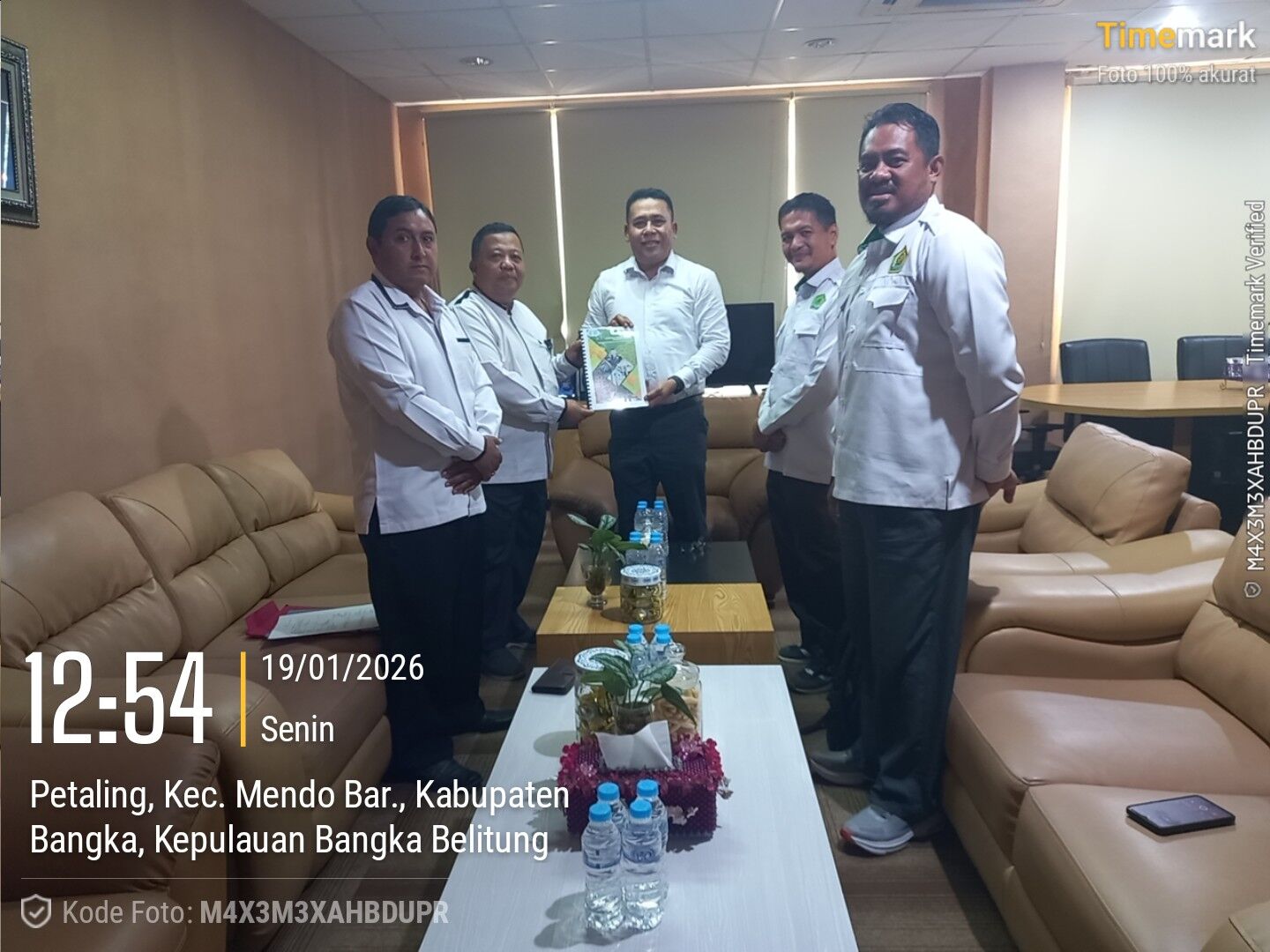 Dekan FSEI Serahkan Laporan Tahunan 2025 kepada Rektor IAIN SAS Bangka Belitung