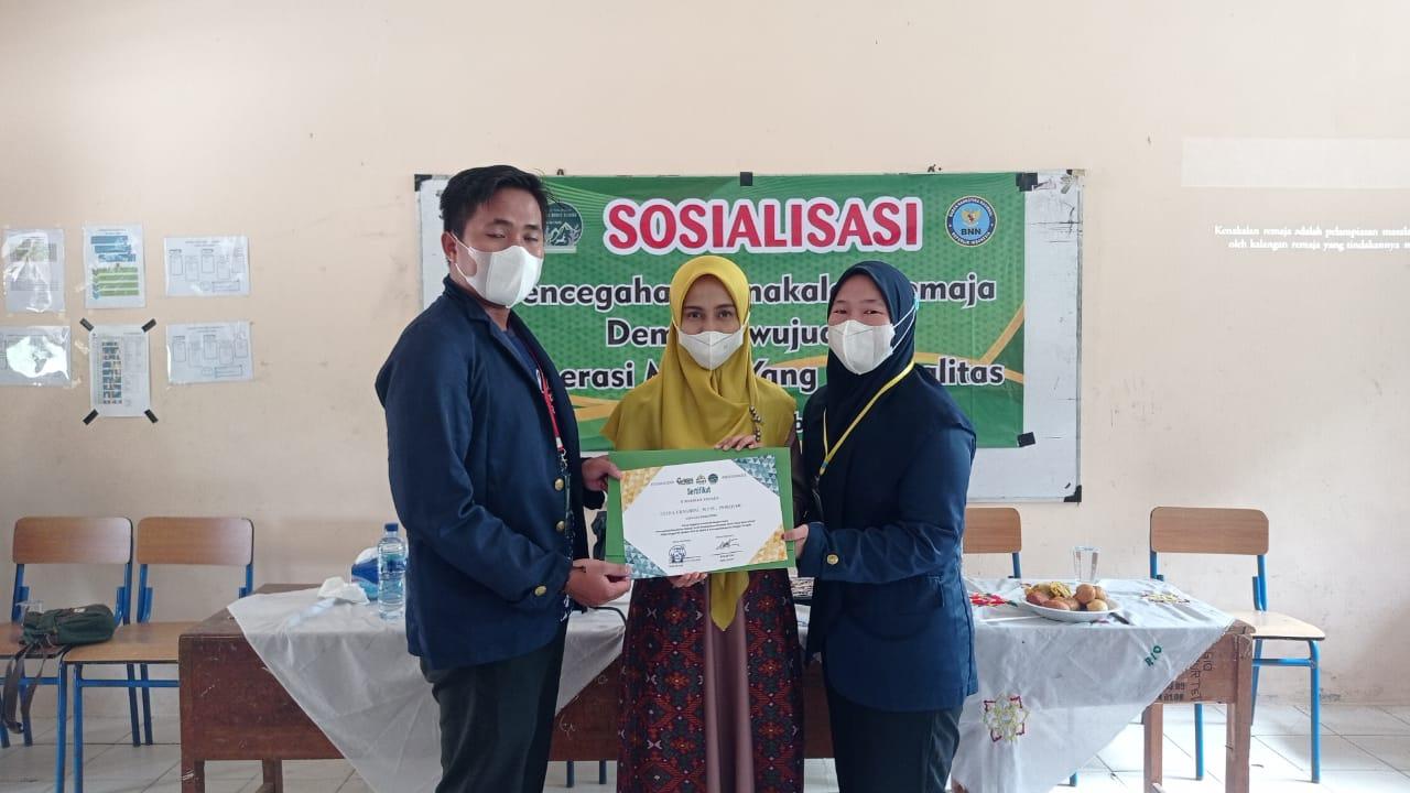 Di Sambut Antusias, Mahasiswa KKN Desa Bukit Kijang Lakukan Sosialisasi Mengenai Kenakalan Remaja di SMP N 2 Namang