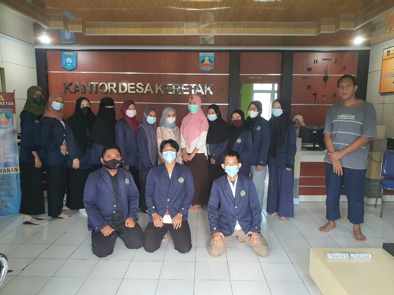 Disambut Dengan Baik, Mahasiswa KKN Bantu Pelaksanaan Vaksin di Desa Keretak