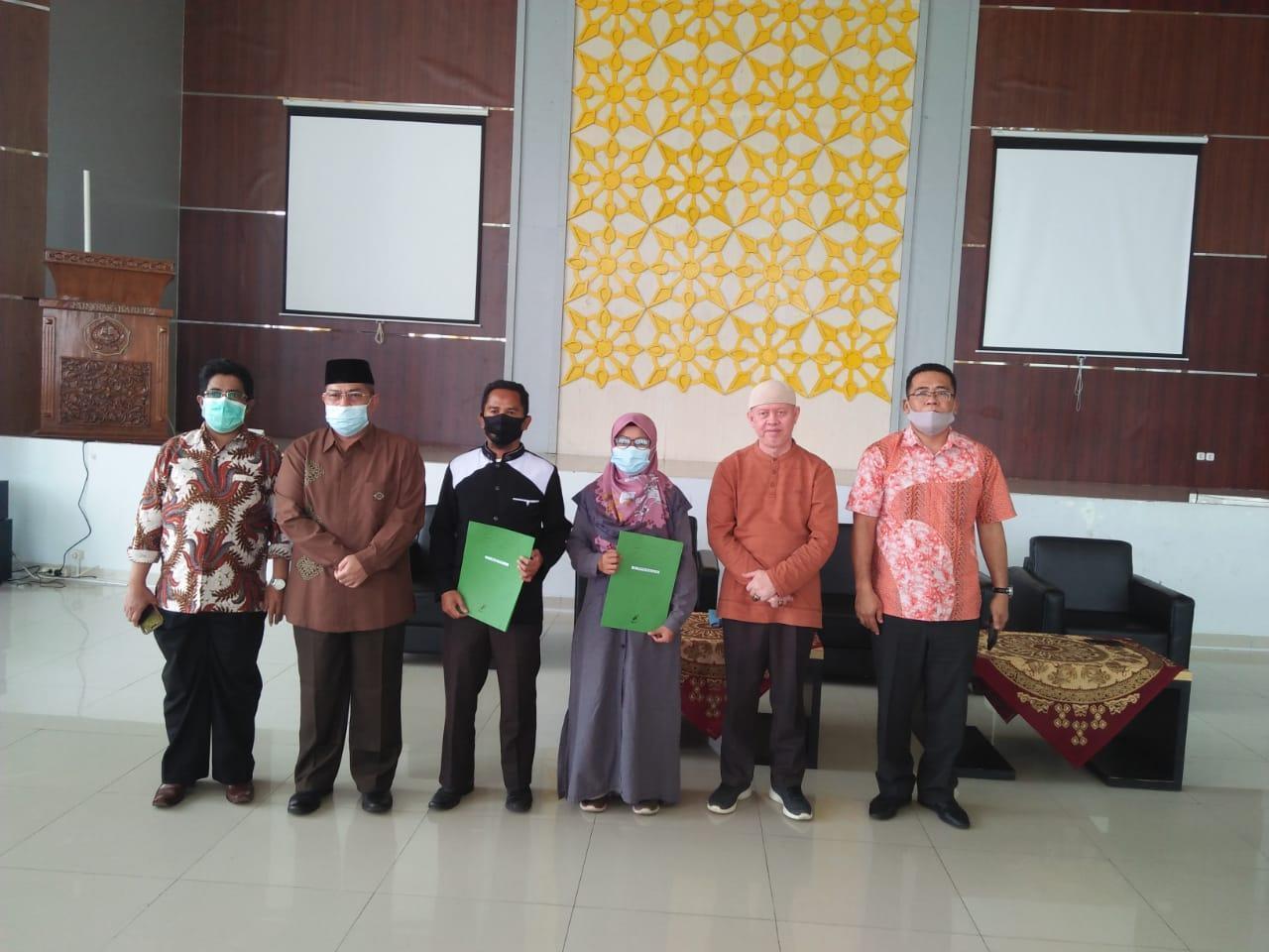 Rektor Tandatangani SK Dosen Tetap Bukan PNS
