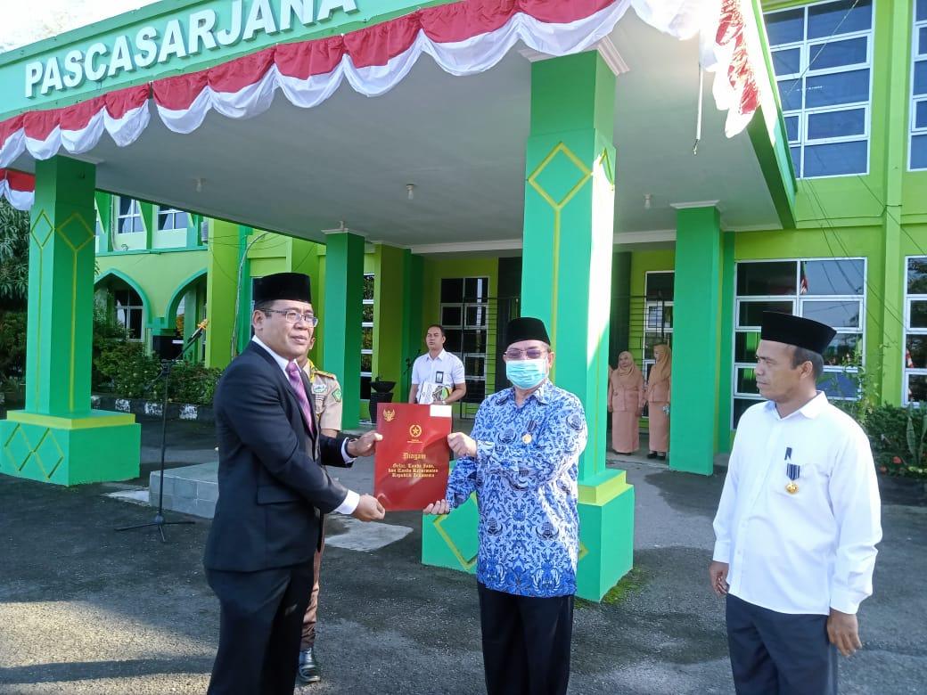 Dua ASN IAIN SAS Bangka Belitung Terima Penghargaan Satyalencana Karya Satya Dari Presiden RI