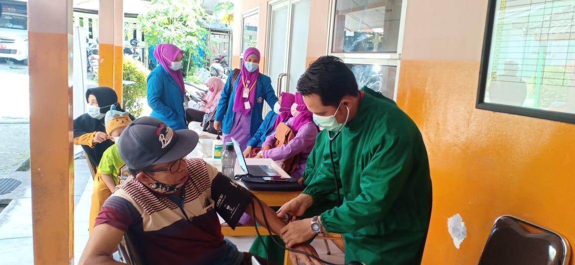 Dua Puluh Orang Peserta Penerima Vaksinasi Covid 19 Di Puskesmas Petaling