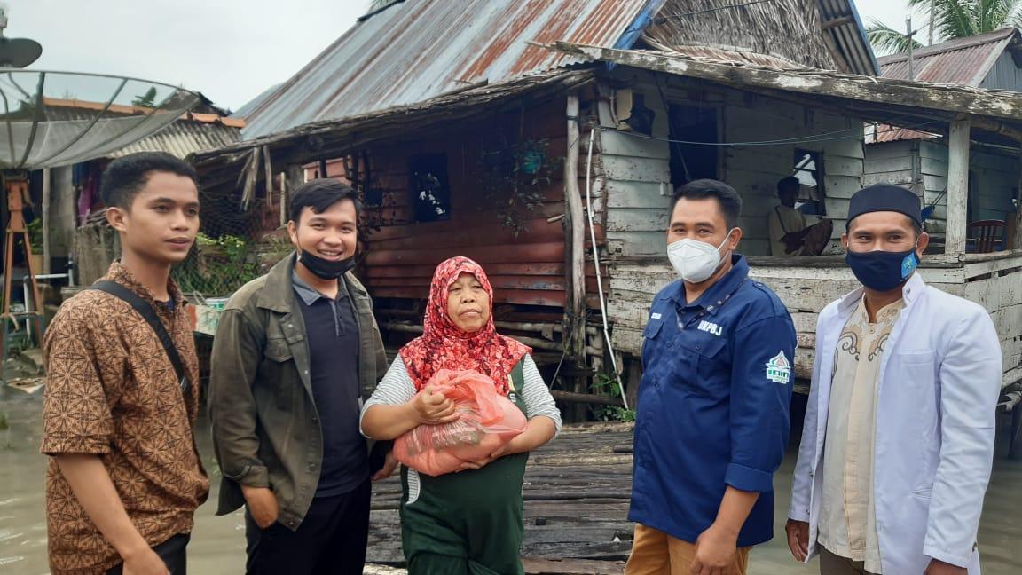 Formasi KIP-K IAIN SAS Babel Bagikan Sembako Kepada Korban Banjir