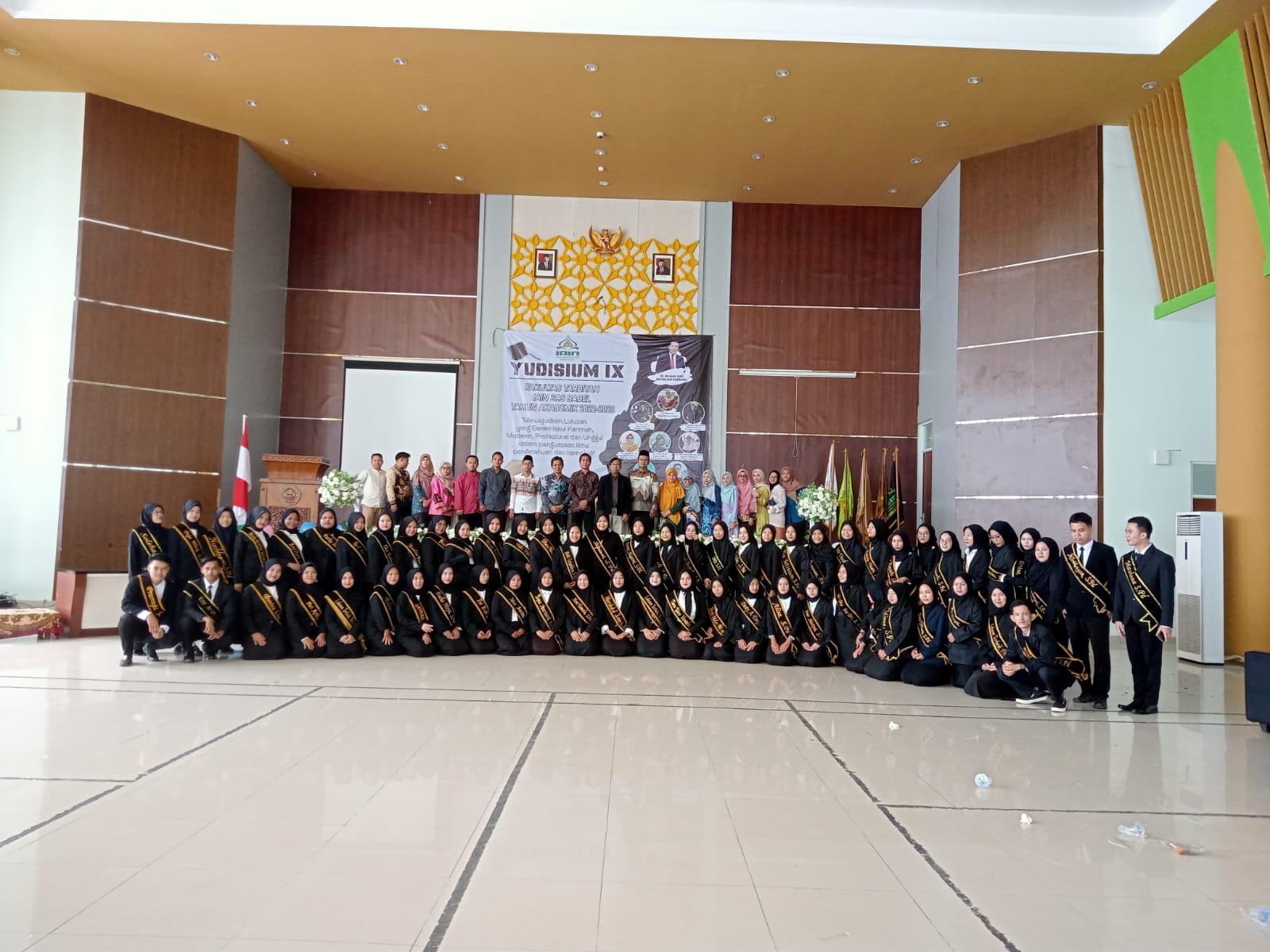 Gelar Yudisium Ke IX, Fakultas Tarbiyah IAIN SAS Babel Luluskan 61 Sarjana Baru