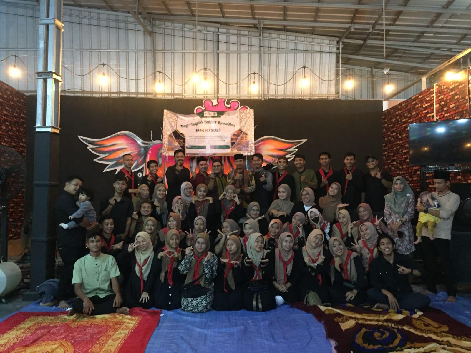 UKK KSR PMI Unit IAIN SAS Babel Adakan Kegiatan Berbagi Takjil dan Berbuka Bersama