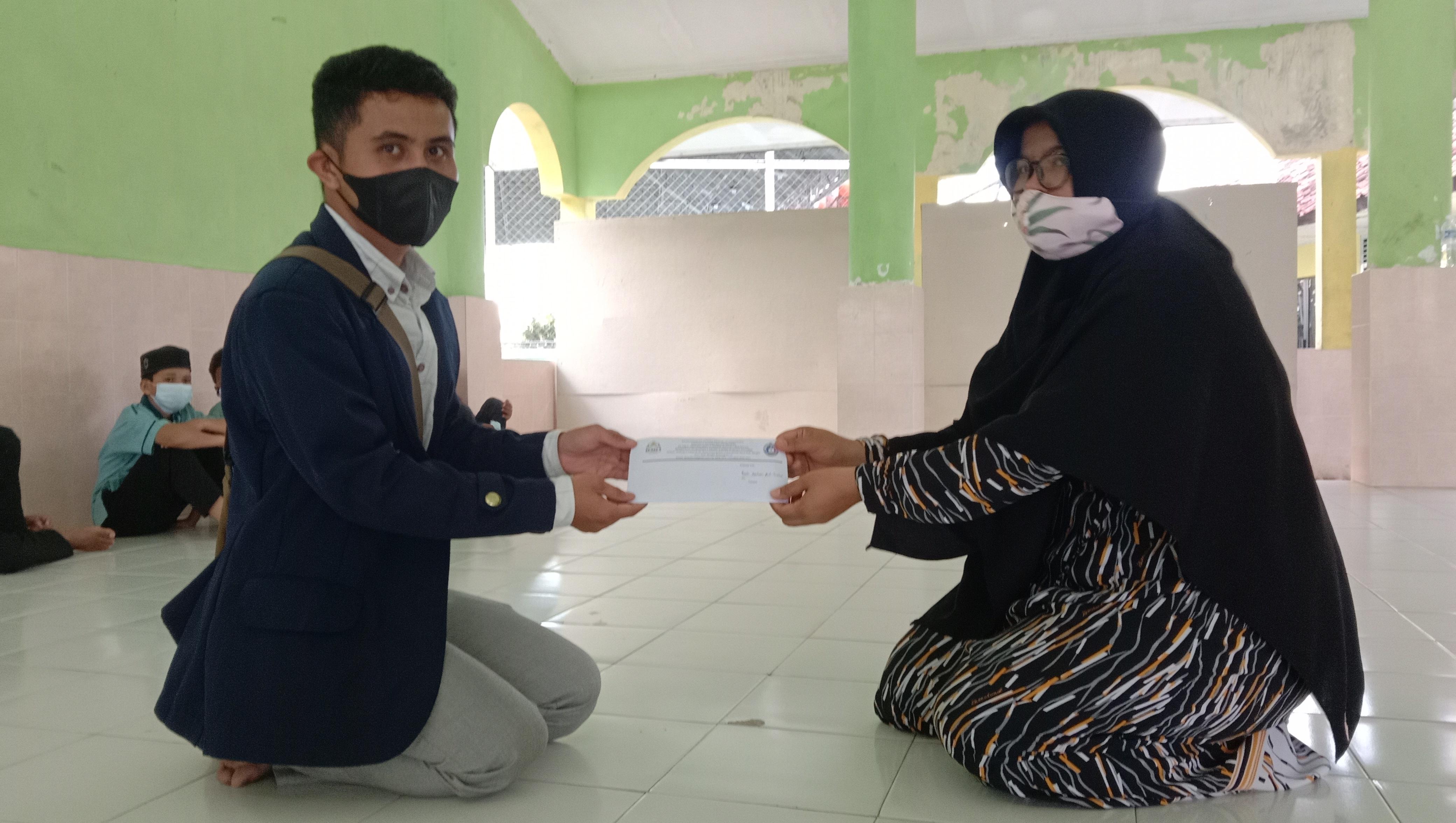 Hima Prodi TBI dan Dema FT IAIN SAS Babel Salurkan Bantuan dari Hasil Penggalangan Dana