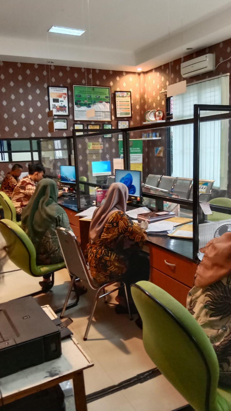 Kegiatan Harian PKL Mahasiswa Hukum Keluarga Islam di Pengadilan Agama Muntok terpantau Berjalan dengan Lancar