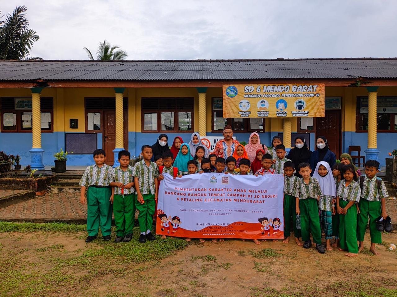 Tim Mahasiswa PKM Prodi BKI Memberikan Edukasi Pembentukan Karakter Anak  di SDN 6 Petaling