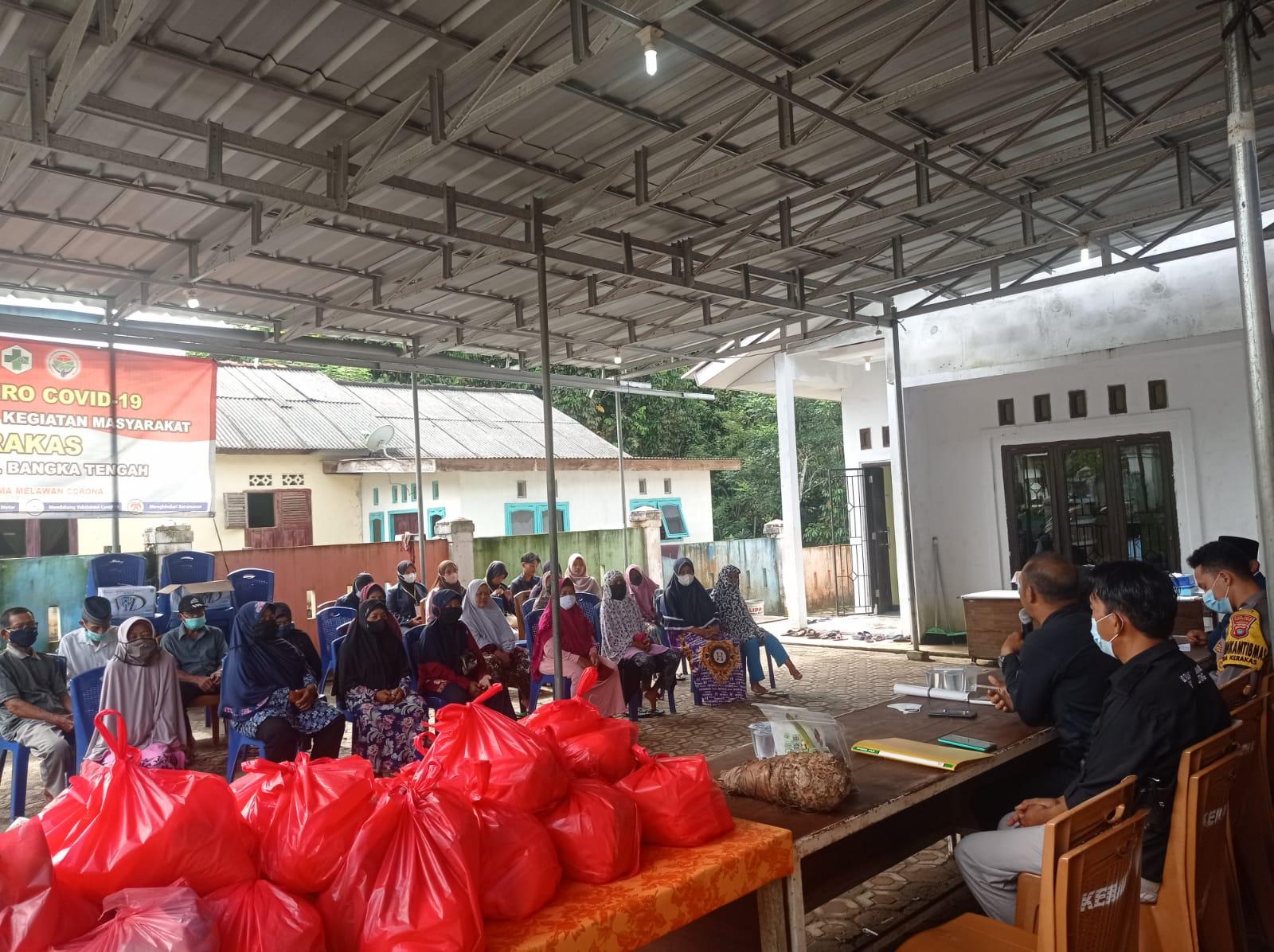 Peduli Sesama, Mahasiswa KKN  Berbagi 17 Paket Sembako untuk Masyarakat Desa Kerakas