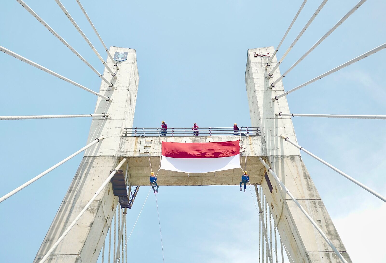Kopassas IAIN SAS Babel Peringati HUT RI, Adakan Long March dan Kibarkan Bendera di Jembatan Emas