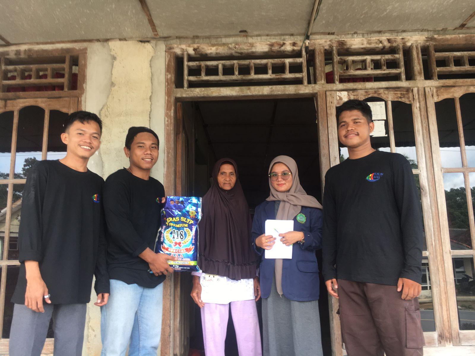 Kuliah Kerja Nyata: Mahasiswa KKN Desa Nangka Bekerja Sama dengan Pemdes Bagikan Sembako