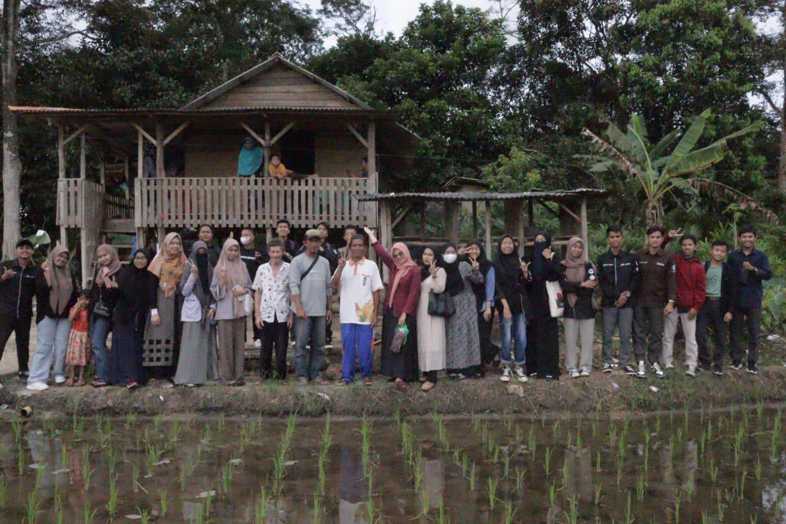 Mahasiswa Prodi KPI IAIN SAS Babel Belajar Edukasi Penerapan Ilmu Pengembangan Masyarakat Berbasis Pemberdayaan di Desa Kemuja