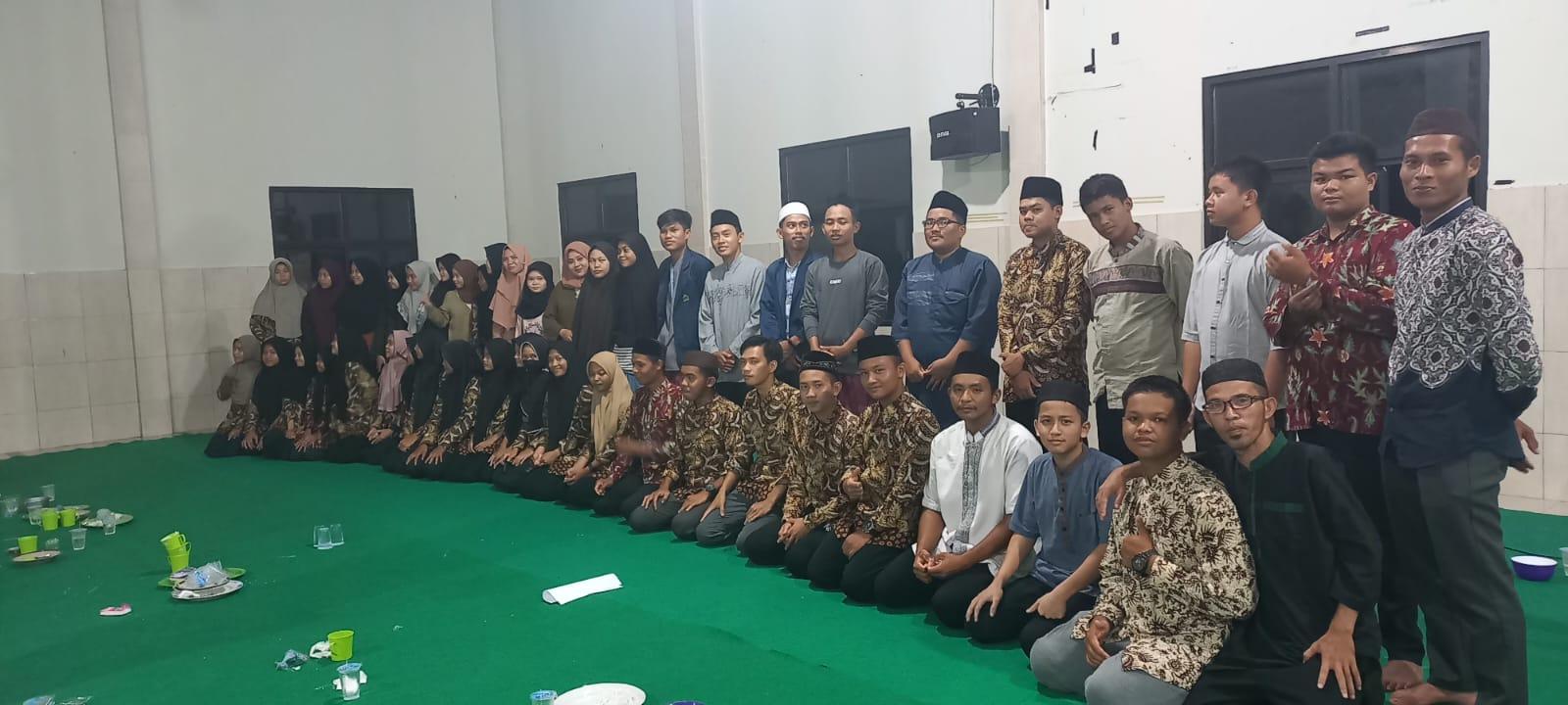 Mahasiswa  KKN IAIN SAS Babel Ngeliwet bersama Mahasiswa Djuanda Bogor dan Irmas desa Air Gegas