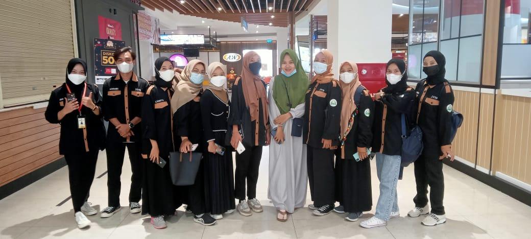 Mahasiswa Jurnalistik Islam IAIN SAS Babel Liput Berita Vaksinasi Massal di Transmart Kota Pangkalpinang