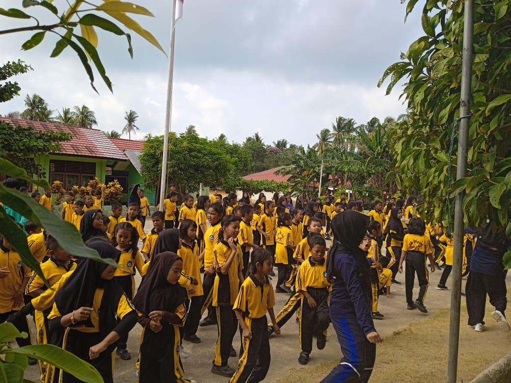 Mahasiswa KKN 17 IAIN SAS Babel Adakan Senam Sehat Bersama Anak-Anak  SDN 17 Membalong