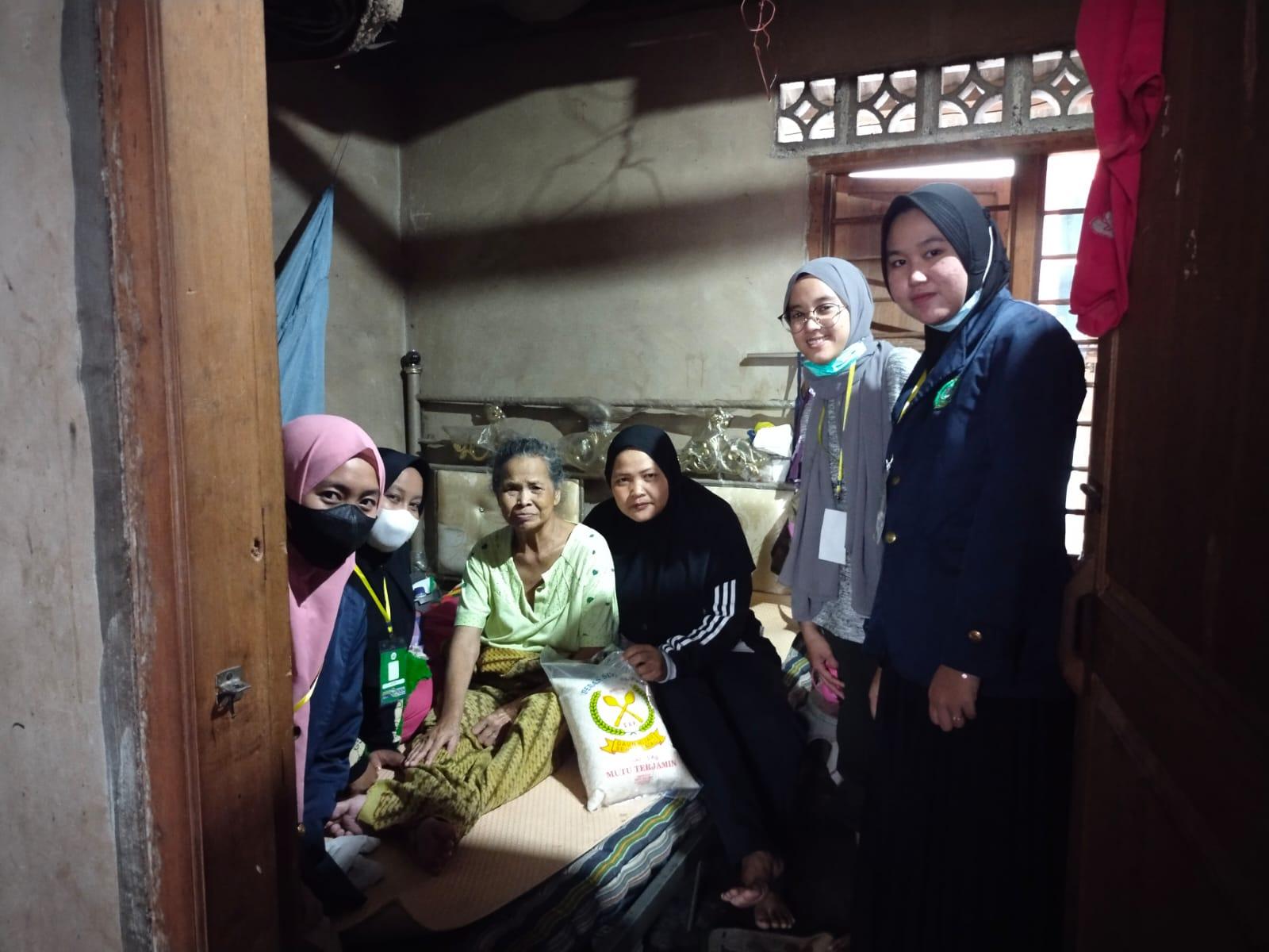 Mahasiswa KKN SAS Bangka Belitung Salurkan Sembako Untuk Masyarakat Kurang Mampu