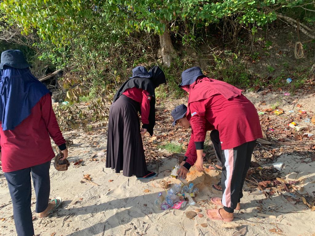 Peduli Lingkungan, Mahasiswa IAIN SAS Bangka Belitung  Lakukan Aksi Bersih Pantai