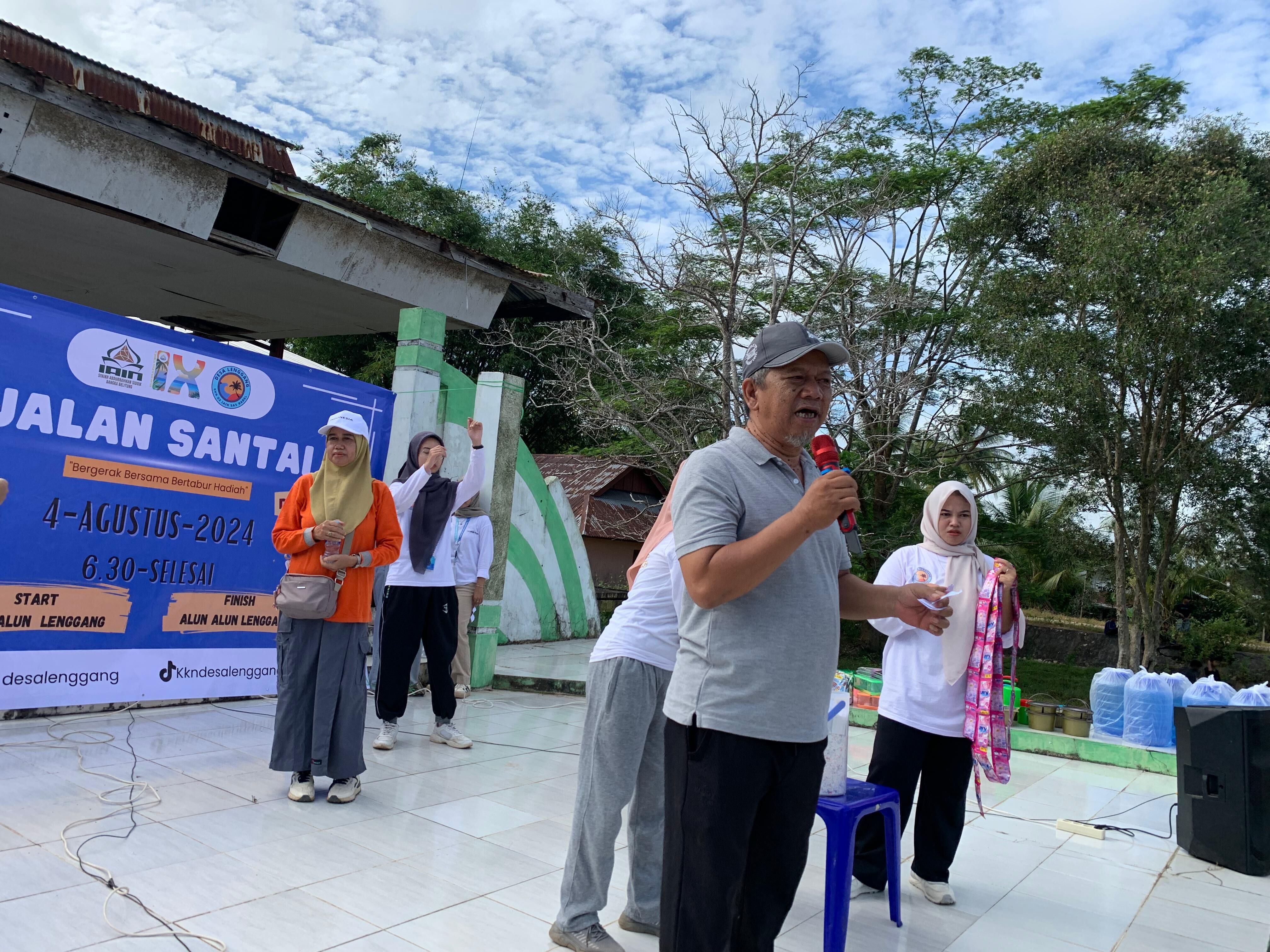 Mahasiswa KKN IAIN SAS Babel Adakan Jalan Santai Bersama Masyarakat Desa Lenggang