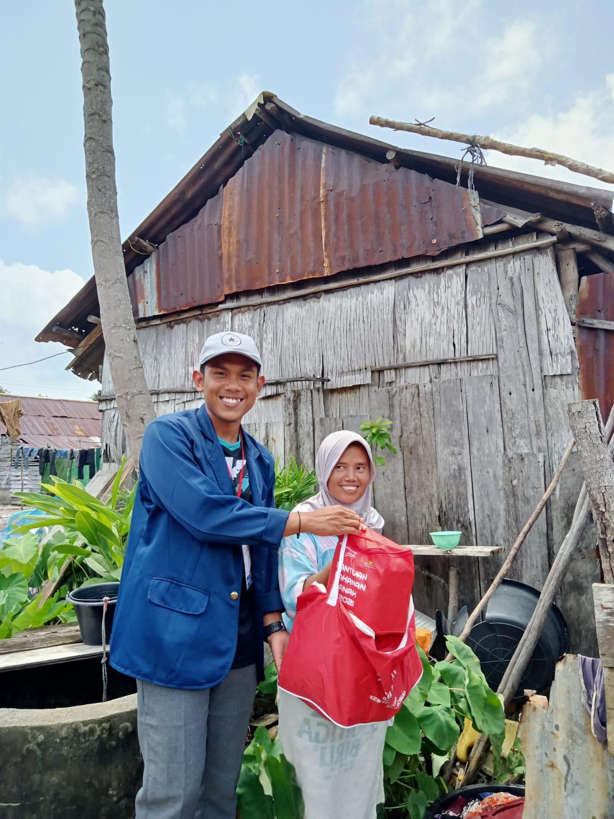 Mahasiswa KKN IAIN SAS Babel  Bantu Penyaluran Sembako di Desa Tanjung Labu