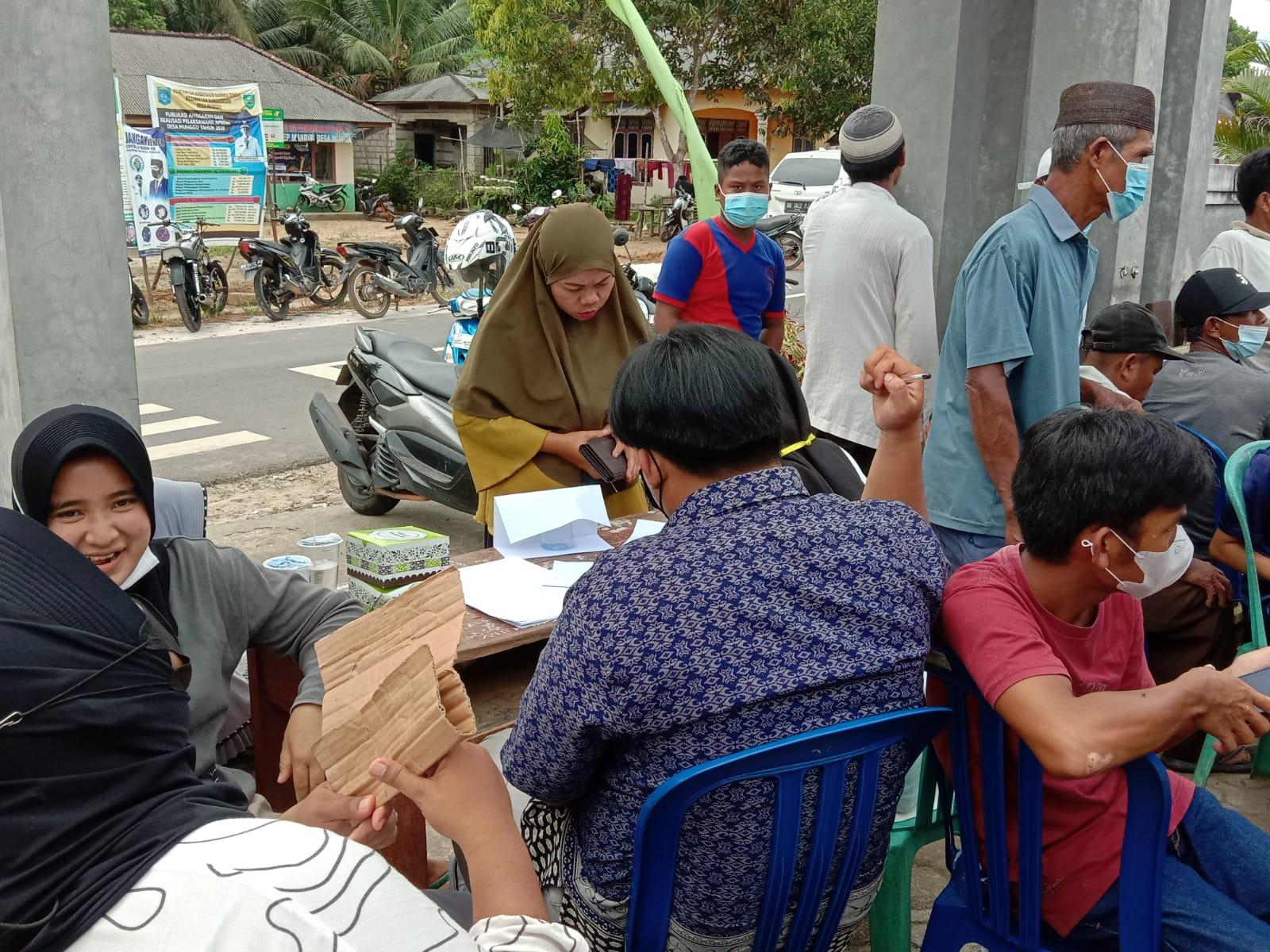 Mahasiswa KKN IAIN SAS Babel Ikut Serta dalam Mensukseskan Kegiatan Vaksinasi Covid-19 di Desa Munggu