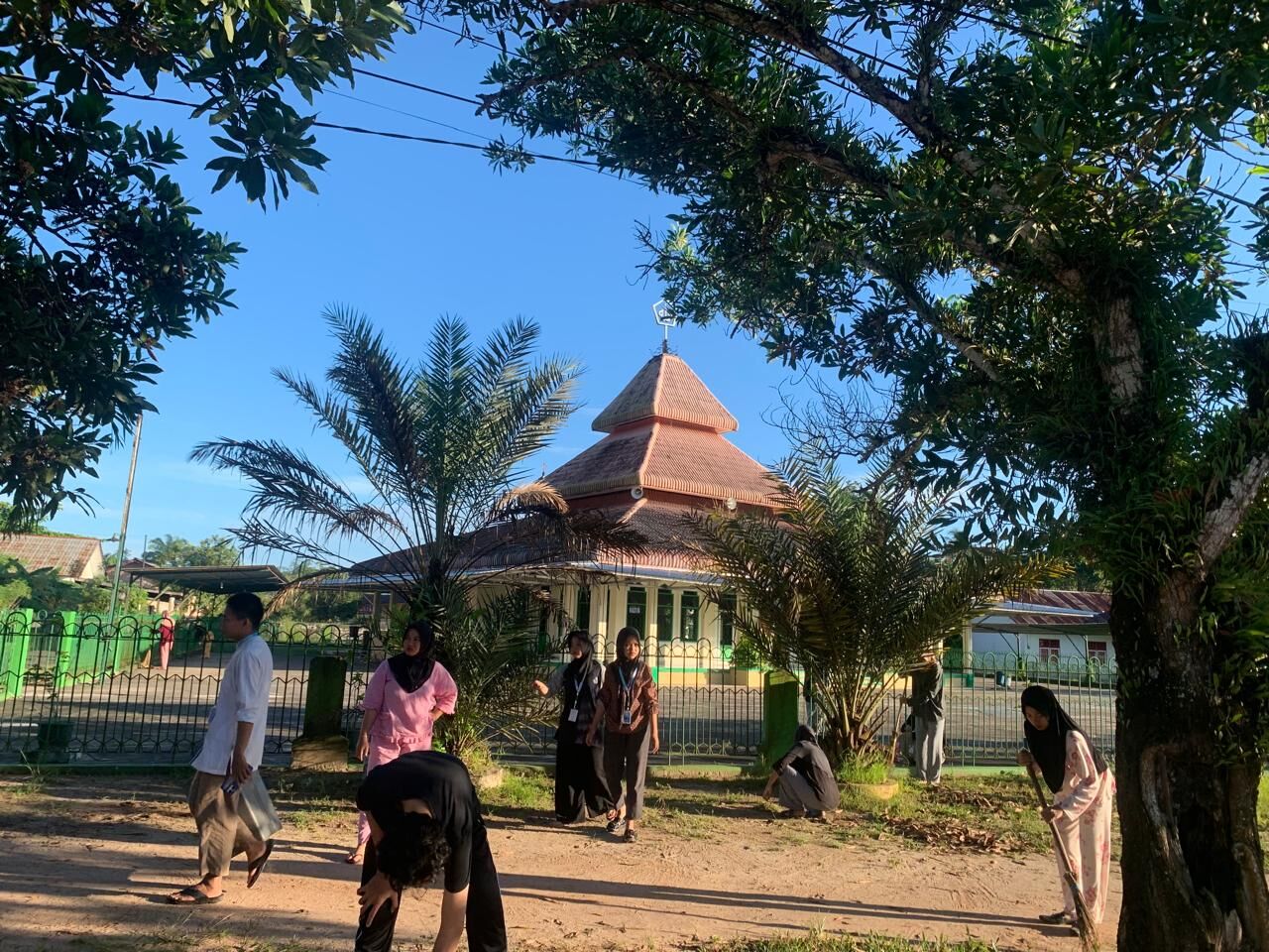 Mahasiswa KKN IAIN SAS Babel Menggelar Jumat Bersih di Masjid Al Makmur Desa lenggang