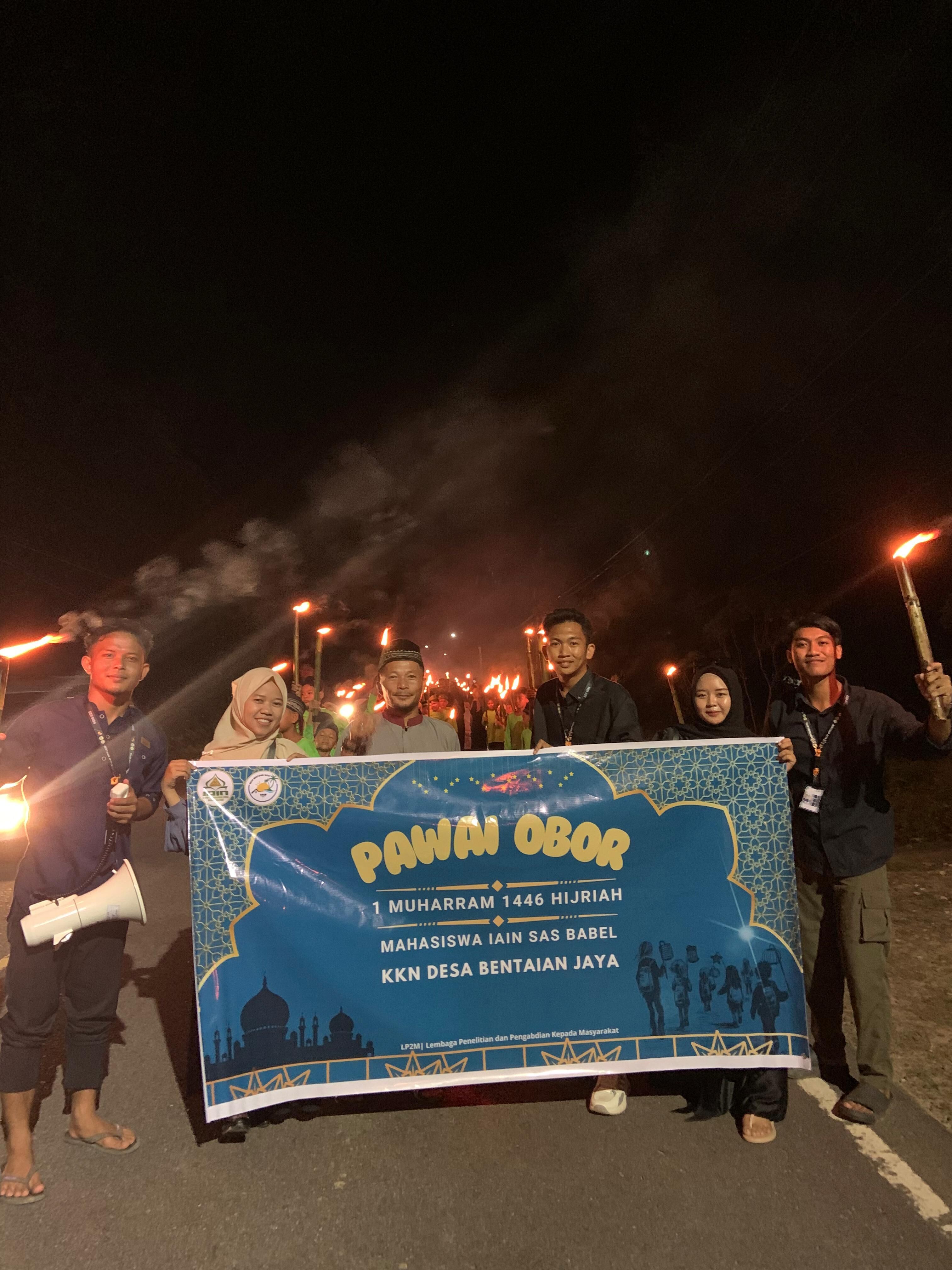 Mahasiswa KKN IAIN SAS Bersama Masyarakat Gelar Pawai Obor Sambut Tahun Baru Islam 1446H Di Desa Bentaian Jaya