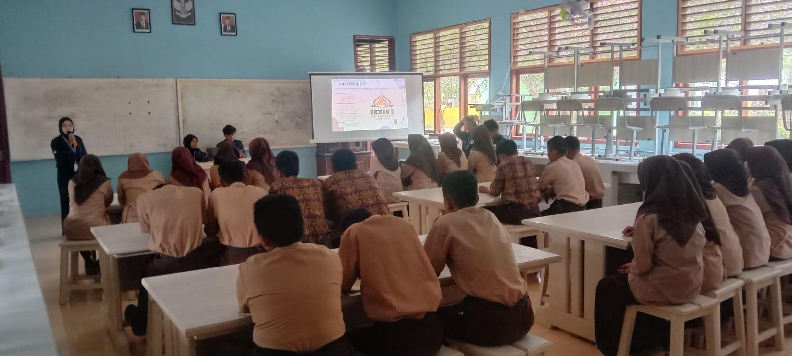 Mahasiswa KKN Kelompok 11 IAIN SAS Babel Sosialisasi Bahaya Narkoba dan Pergaulan Bebas di SMPN 3 Membalong