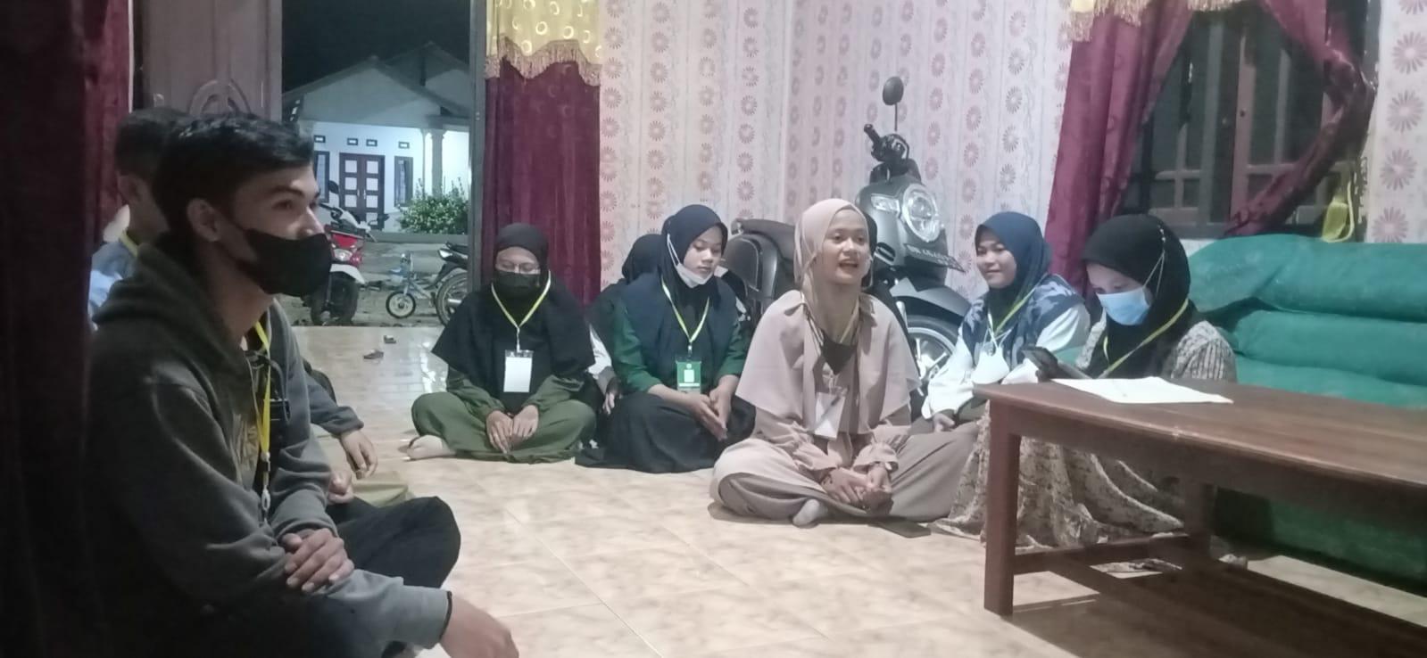 Mahasiswa KKN IAIN SAS Babel Kelompok 28 Silahturahmi ke Warga dan Tokoh Agama di Desa Sarangmandi