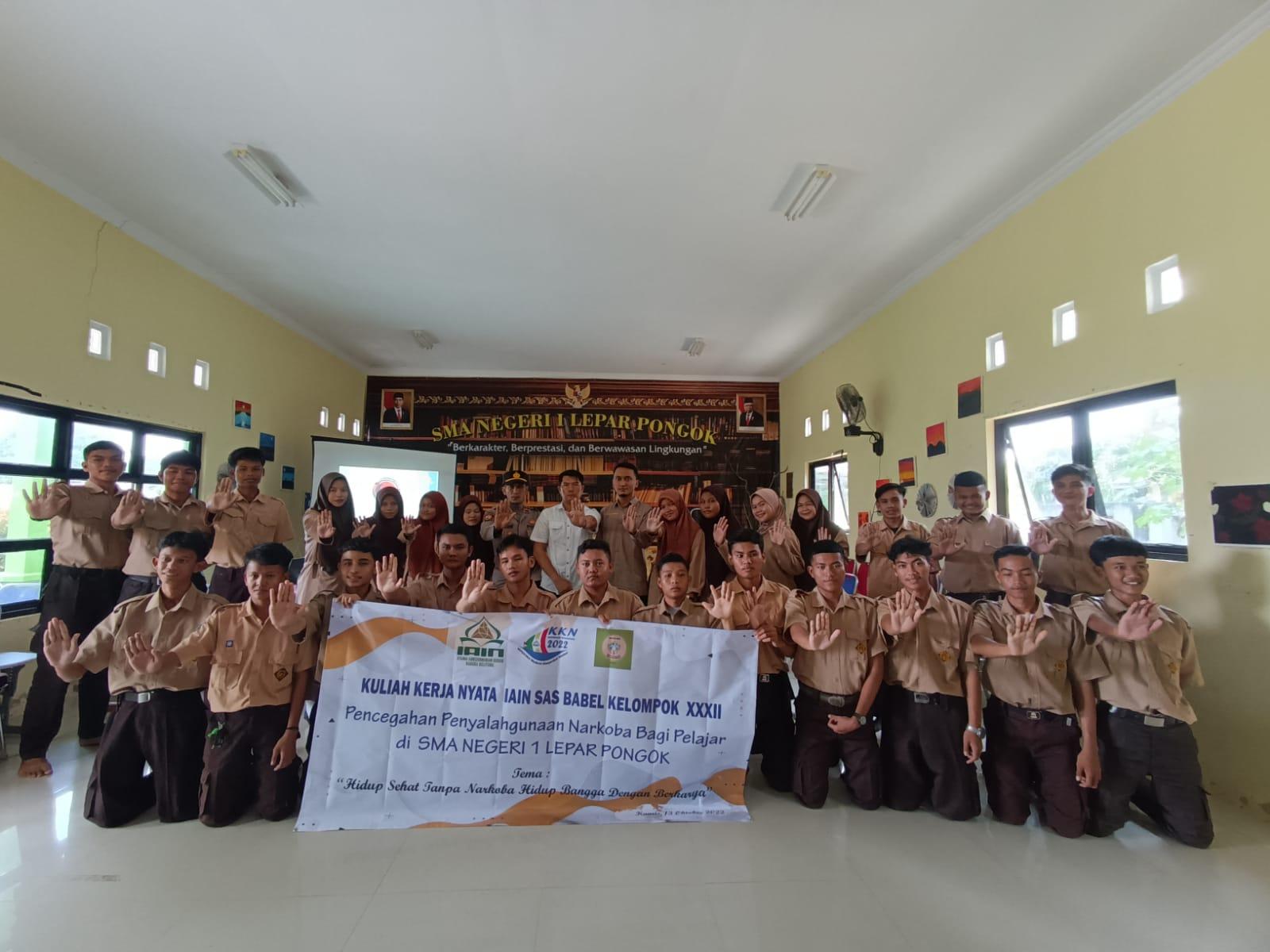 Mahasiswa KKN Kelompok 32 Sosialisasikan Bahaya Narkoba di SMAN 1 Lepar Pongok