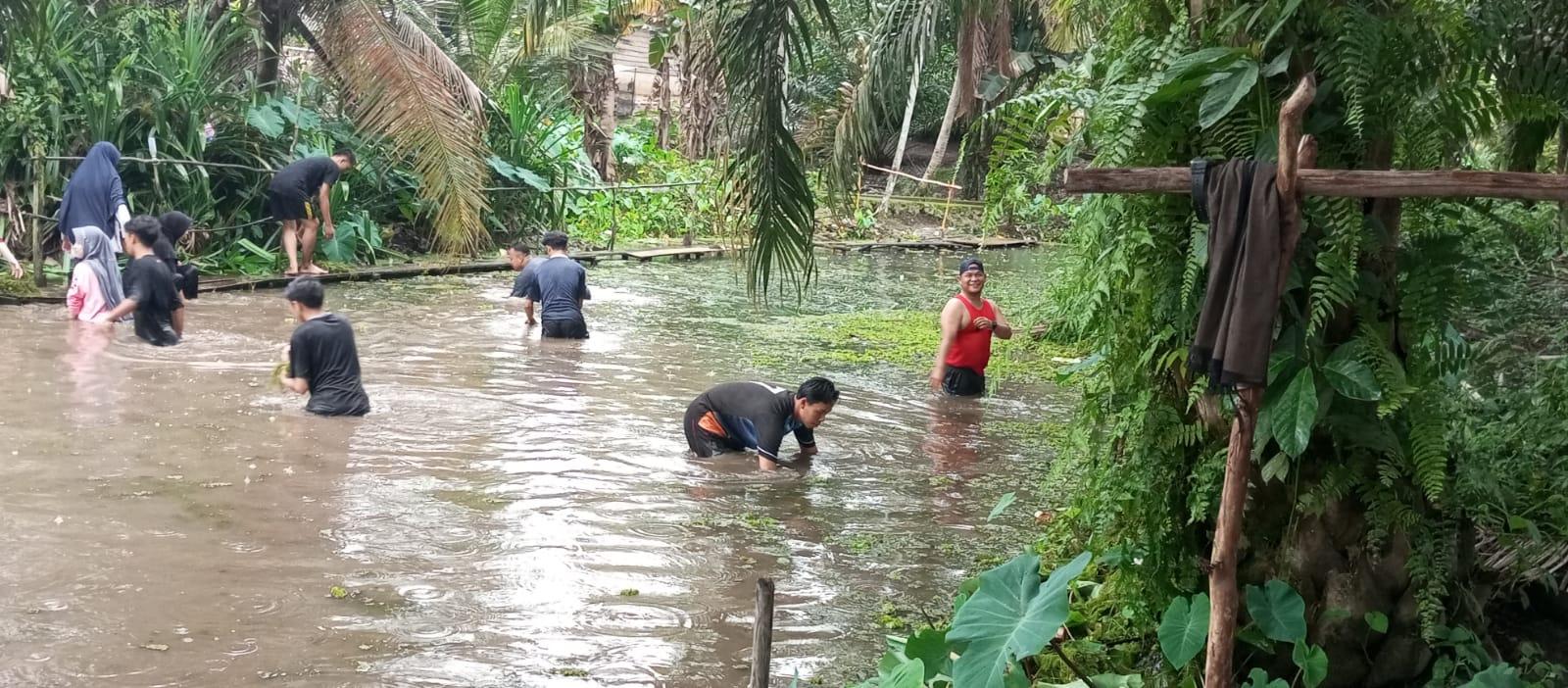 Tim KKN-MB IAIN SAS Babel dan Pemdes Bersih-bersih Tempat Pemandian Umum Desa Bedengung