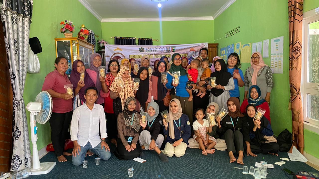 Mahasiswa KKN Melayu Serumpun Beri Pelatihan Membuat Kerupuk Dari Limbah Kulit Kakao