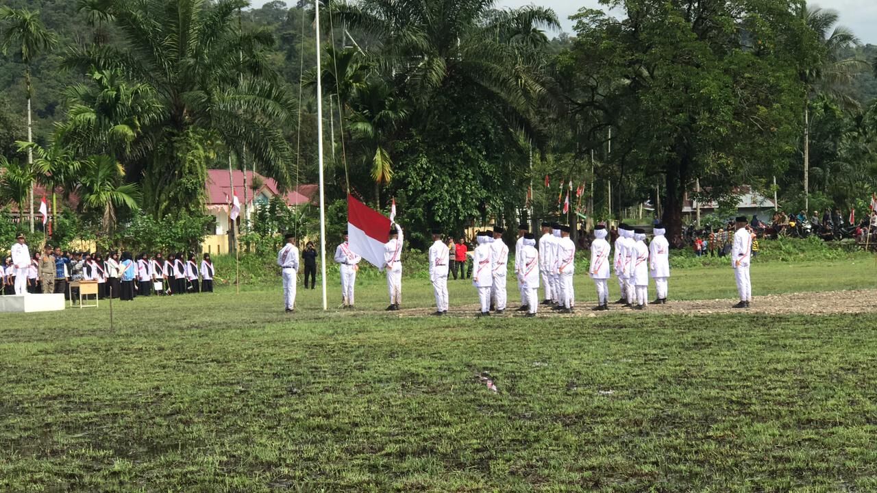 Mahasiswa KKN Melayu Serumpun Gampong Leles Bersama Masyarakat Sukseskan Upacara HUT RI