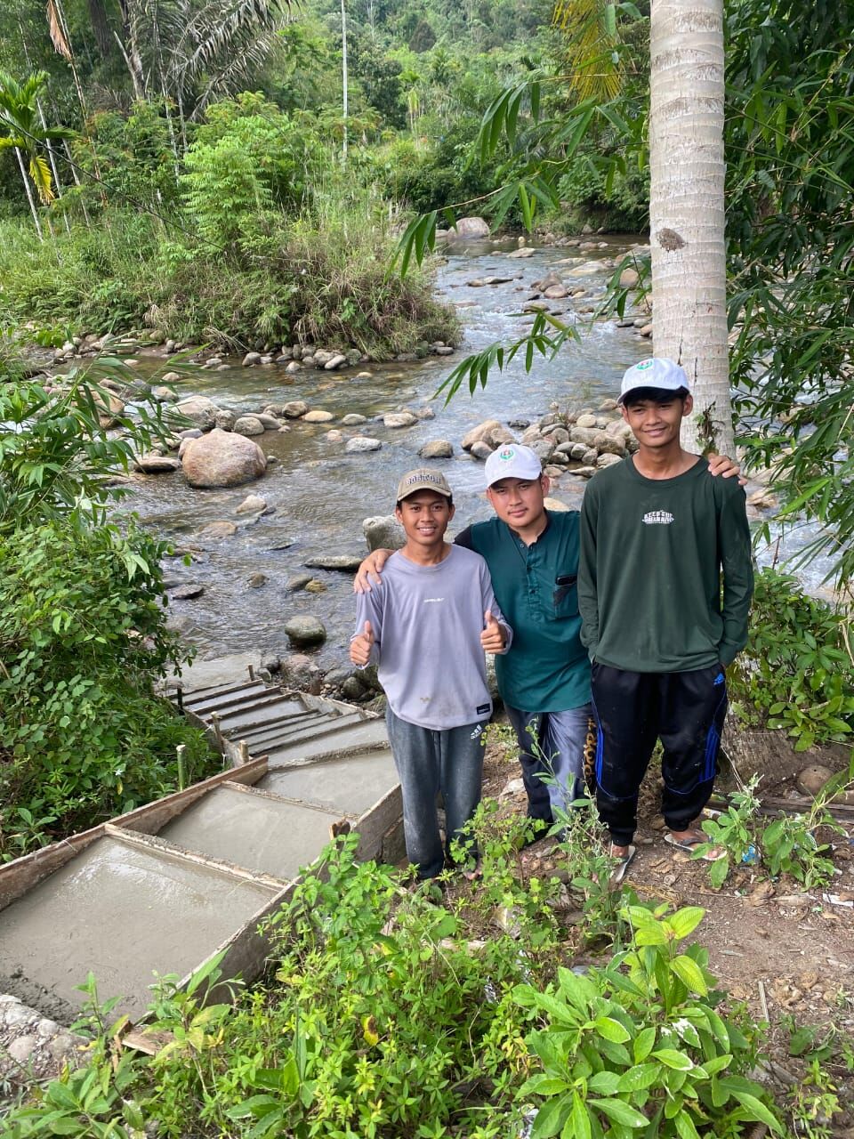Mahasiswa KKN Melayu Serumpun Kelompok 11 Desa Sembuang Bangun Tangga Menuju Sungai dan Bak Sampah