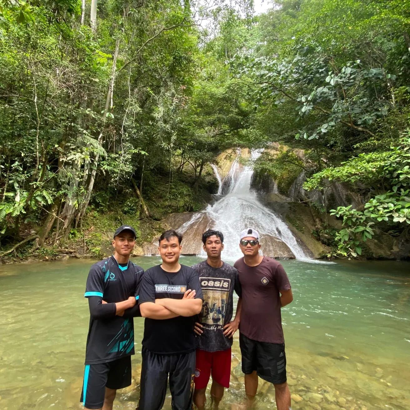 Mahasiswa KKN Melayu Serumpun Kelompok 11 Desa Sembuang Jelajahi Keindahan Air Terjun Jamur Kule Bersama Pemuda