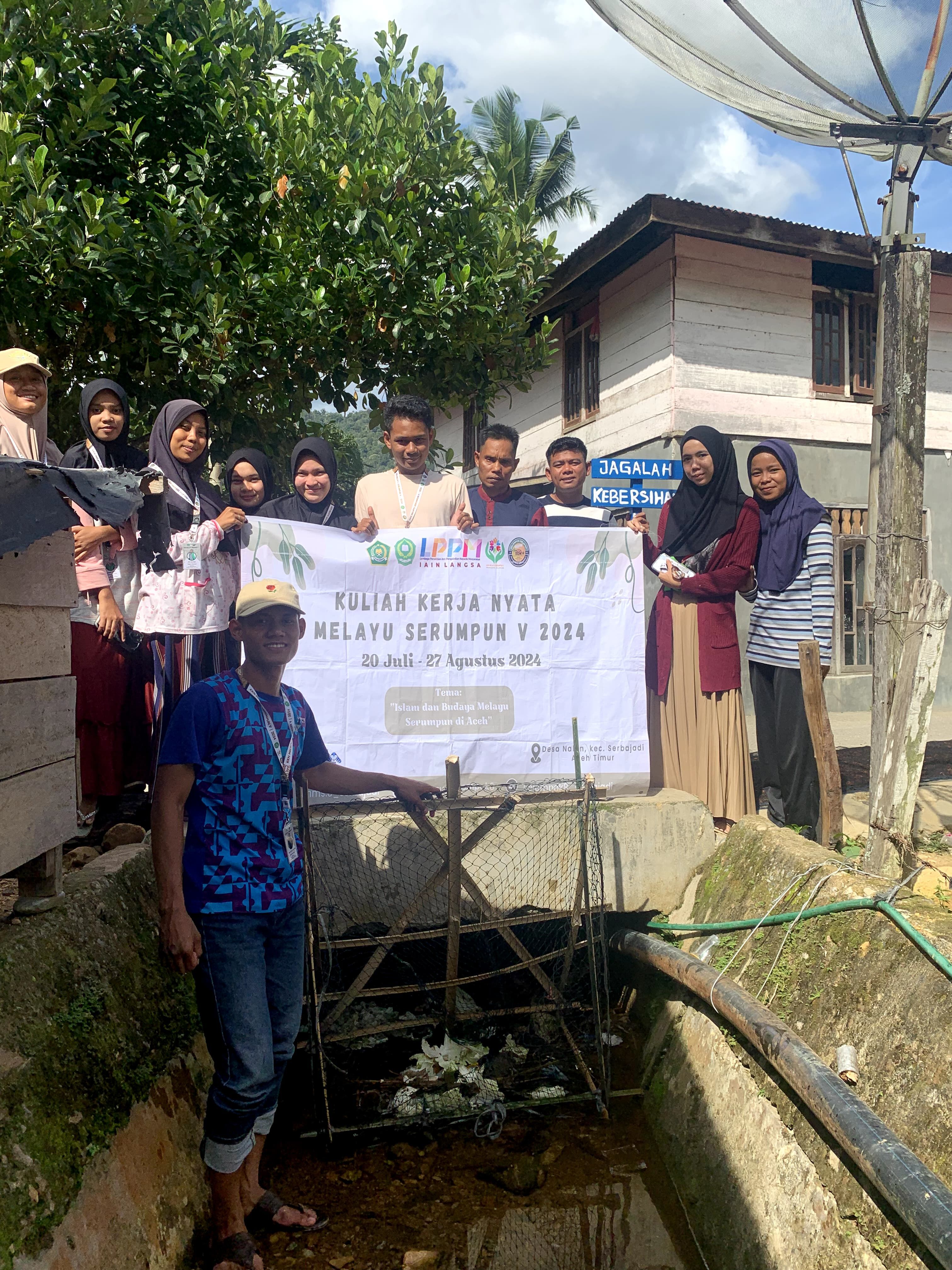Mahasiswa KKN Melayu Serumpun Kelompok 8 Desa Nalon Buat Penyaringan Sampah Upaya atasi Banjir