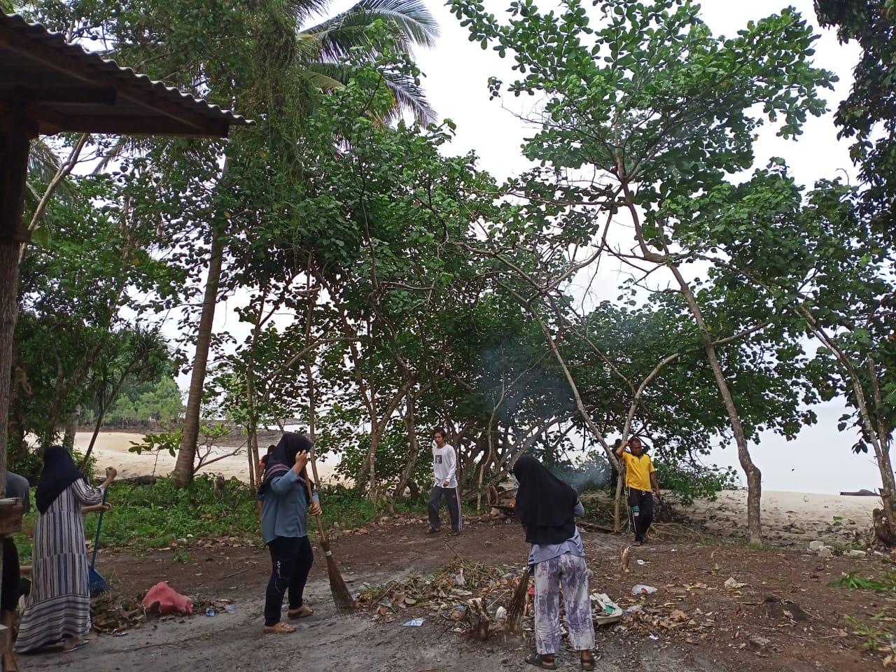Mahasiswa KKN IAIN SAS Bangka Belitung Lakukan Gotong Royong Bersama Warga Pulau Nangka