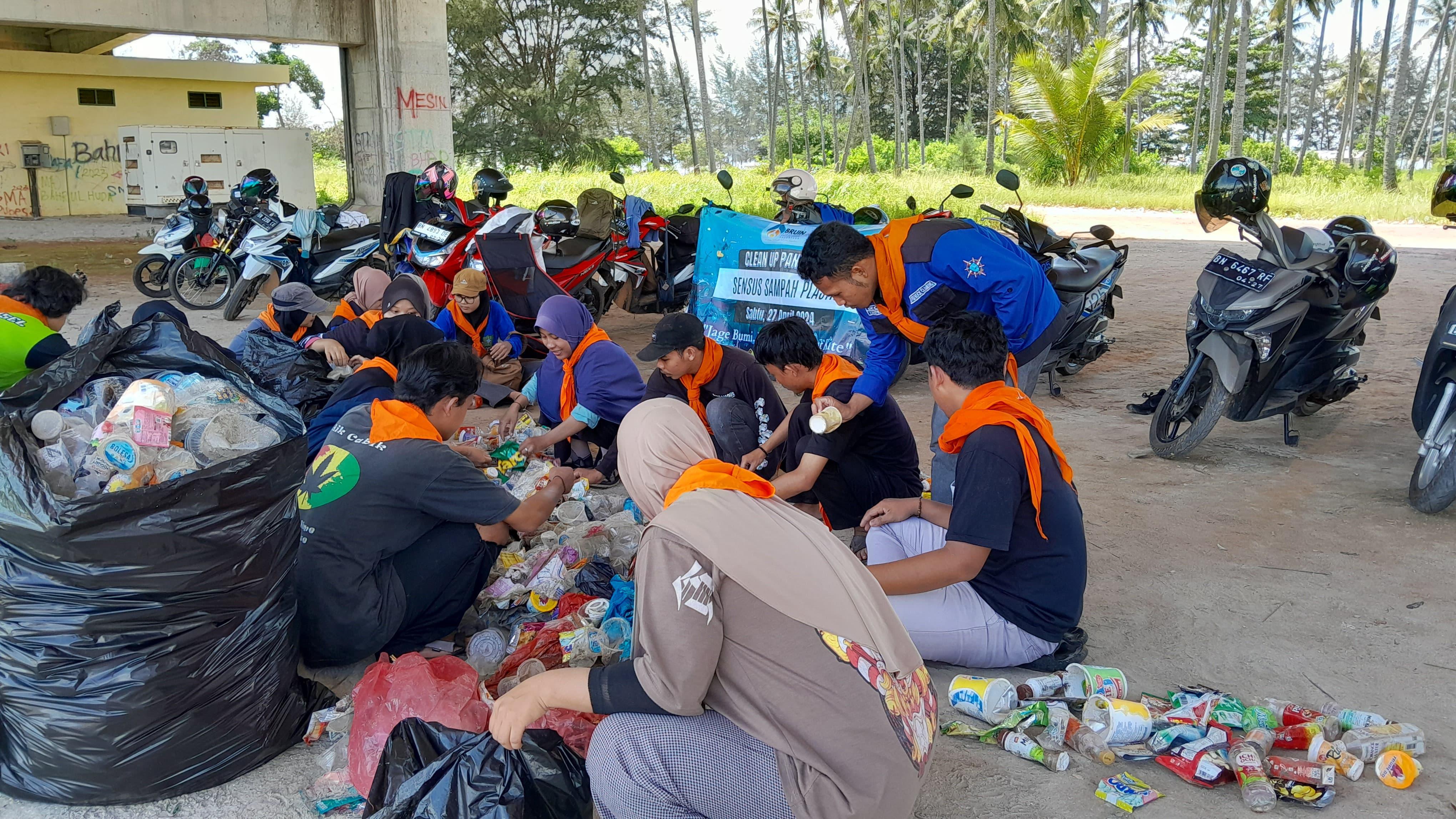 Mahasiswa Kopassas IAIN SAS Babel Bersama BRUIN lakukan Sensus Sampah Plastik di Pantai Koala Air Anyir
