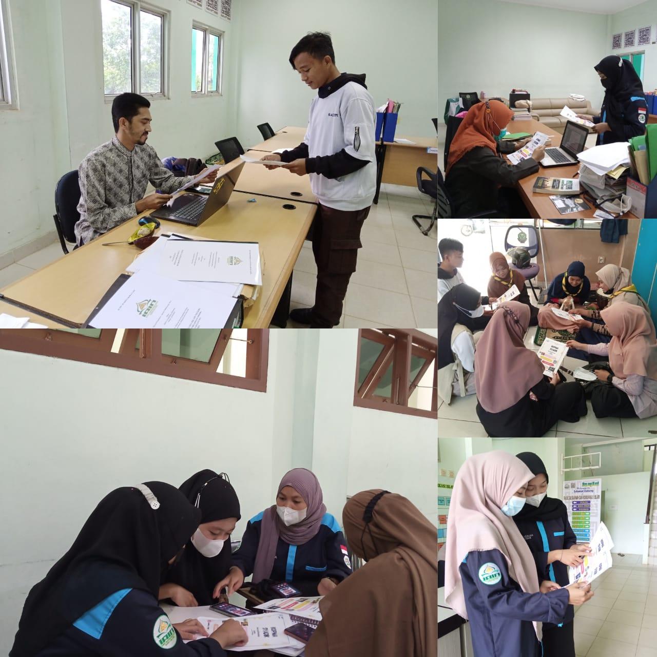 Mahasiswa Prodi KPI IAIN SAS Babel  Melakukan Pembagian Brosur Kopma Syadik