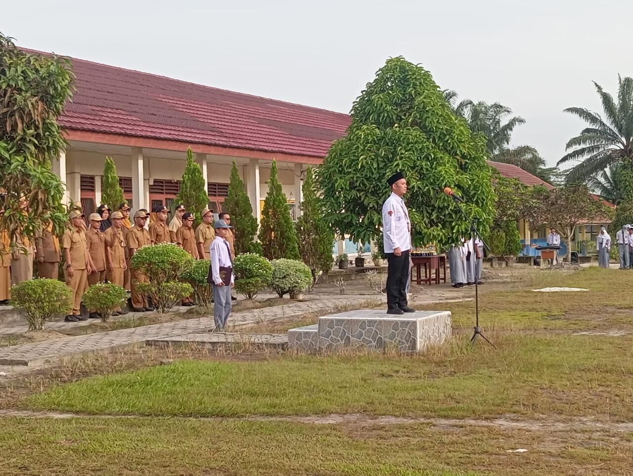 Mewakili Rektor IAIN SAS Babel, Dr. Tr. Zahwan Zaki Jadi Pembina Upacara di SMAN I Sungai Selan di Sambut Antusias