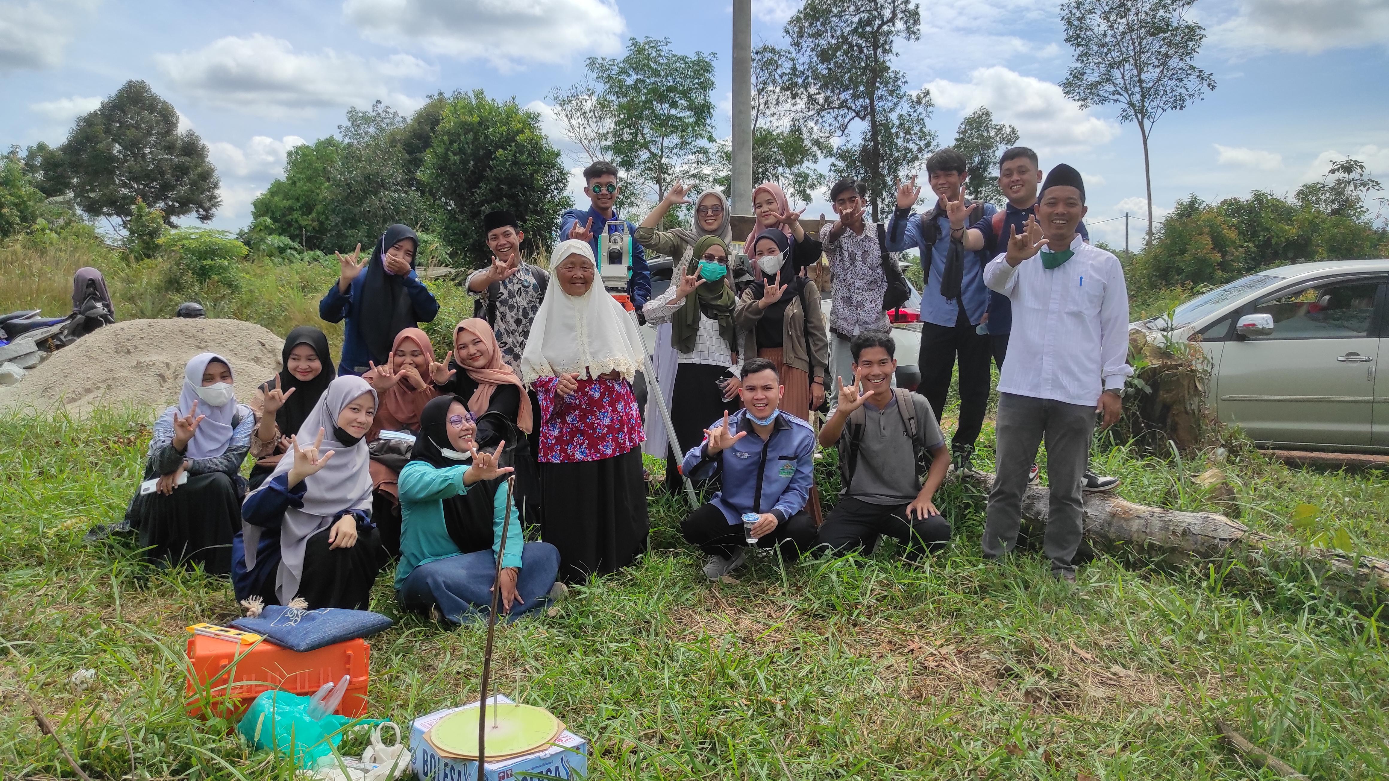 Mahasiswa Prodi Hukum Keluarga Islam Tentukan Arah Kiblat Pembangunan Mushalla Baru Air Duren
