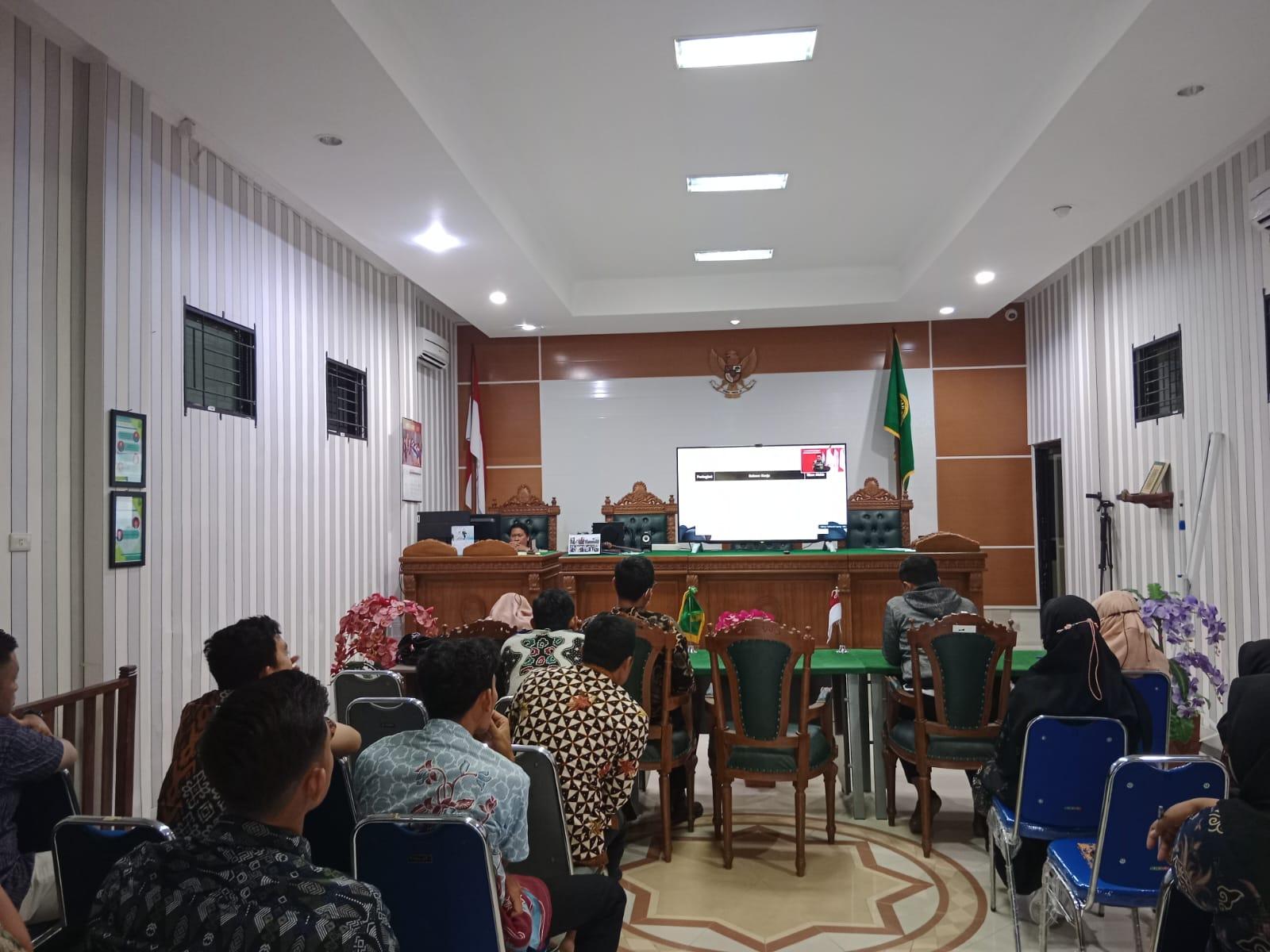 Pengadilan Agama Mentok Gelar Acara Nonton Bersama Mahasiswa PKL dalam Rangka Ulang Tahun Mahkamah Agung yang ke-77