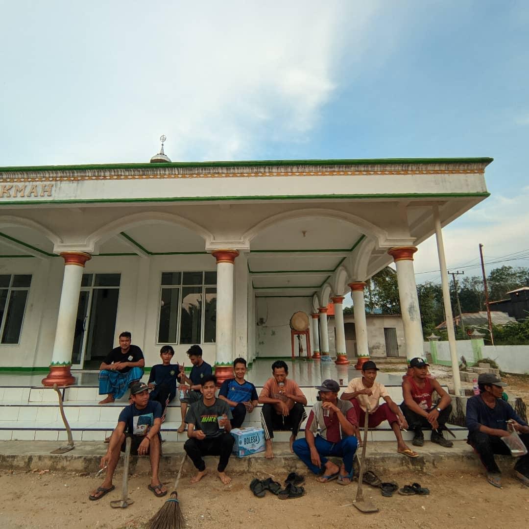 Peserta KKN IAIN SAS Bangka Belitung Posko 09 Bersama Warga  Desa Lubuk Pabrik Dusun C2 laksanakan Kerja Bakti