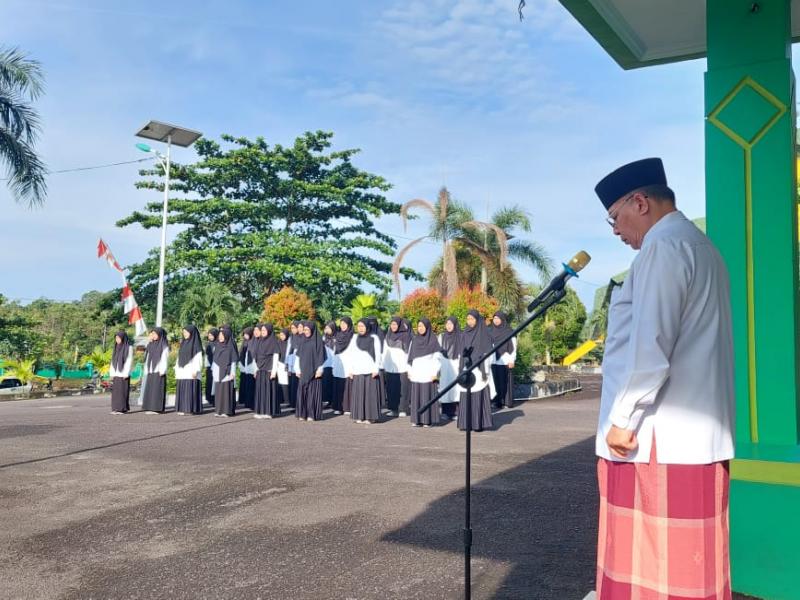 Mengheningkan Cipta dipimpin oleh Pembina Upacara